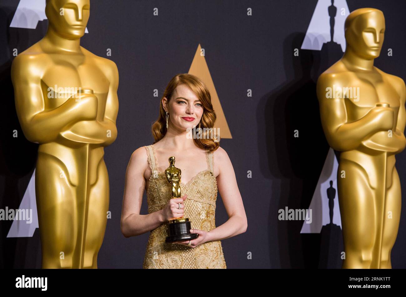 Emma Stone posiert mit ihrer Trophäe der 89. Academy Awards für ihre Rolle in La La Land im Dolby Theater in Los Angeles, USA, am 26. Februar 2017. ZXJ U.S.-LOS ANGELES-OSCAR-AWARD YangxLei PUBLICATIONxNOTxINxCHN Stockfoto