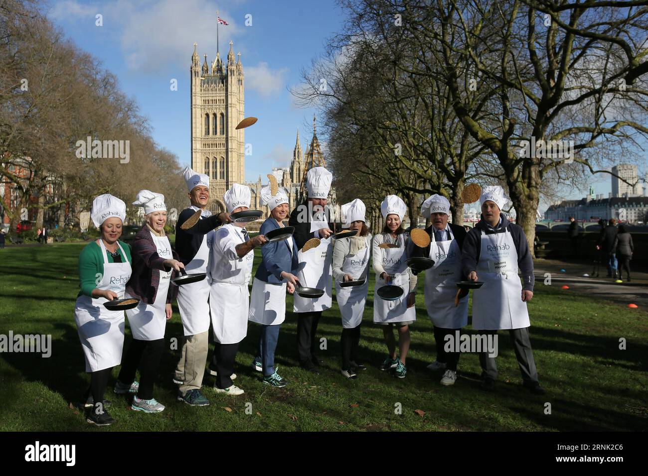 (170228) -- LONDON, 28. Februar 2017 -- das MP-Team posiert für Bilder vor dem Rehab Parliamentary Pancake Race in Victoria Tower Gardens, London, Großbritannien am 28. Februar 2017. Das jährliche Rennen am Shrove Tuesday ist eine Staffel zwischen Parlamentsabgeordneten, Lords und den Medien und sammelt Geld für die Rehab-Behindertenorganisation. ) (zy) GROSSBRITANNIEN-LONDON-PARLAMENT PANCAKE RACE TimxIreland PUBLICATIONxNOTxINxCHN London Feb 28 2017 das MP Team posiert für Bilder vor dem Rehab Parliamentary Pancake Race in Victoria Tower Gardens in London Großbritannien AM Februar 28 2017 der jährliche Race Hero AM Shrove Tuesday IST ein Relay b Stockfoto