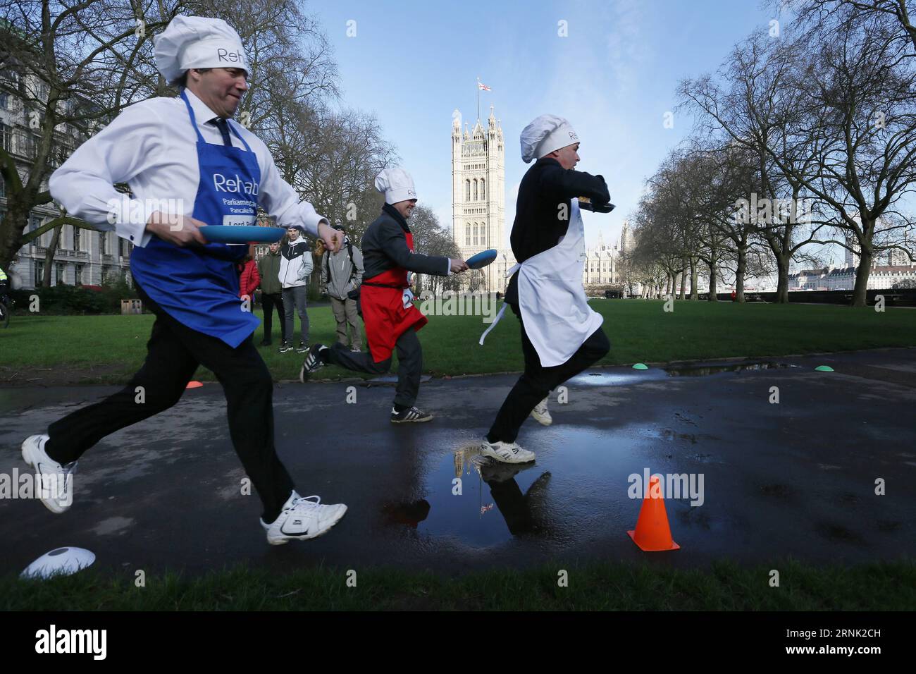 (170228) -- LONDON, 28. Februar 2017 -- Teilnehmer nehmen am Rehab Parliamentary Pancake Race in Victoria Tower Gardens, London, Großbritannien, am 28. Februar 2017 Teil. Das jährliche Rennen am Shrove Tuesday ist eine Staffel zwischen Parlamentsabgeordneten, Lords und den Medien und sammelt Geld für die Rehab-Behindertenorganisation. ) (zy) GROSSBRITANNIEN-LONDON-PARLAMENT-PFANNKUCHENRENNEN TimxIreland PUBLICATIONxNOTxINxCHN London Feb 28 2017 Teilnehmer nehmen am Rehab Parliamentary Pancake Race in Victoria Tower Gardens in London Großbritannien AM Februar 28 2017 Teil der jährliche Rennhelden AM Shrove Tuesday IST ein Relay zwischen MPS Lords und dem M Stockfoto