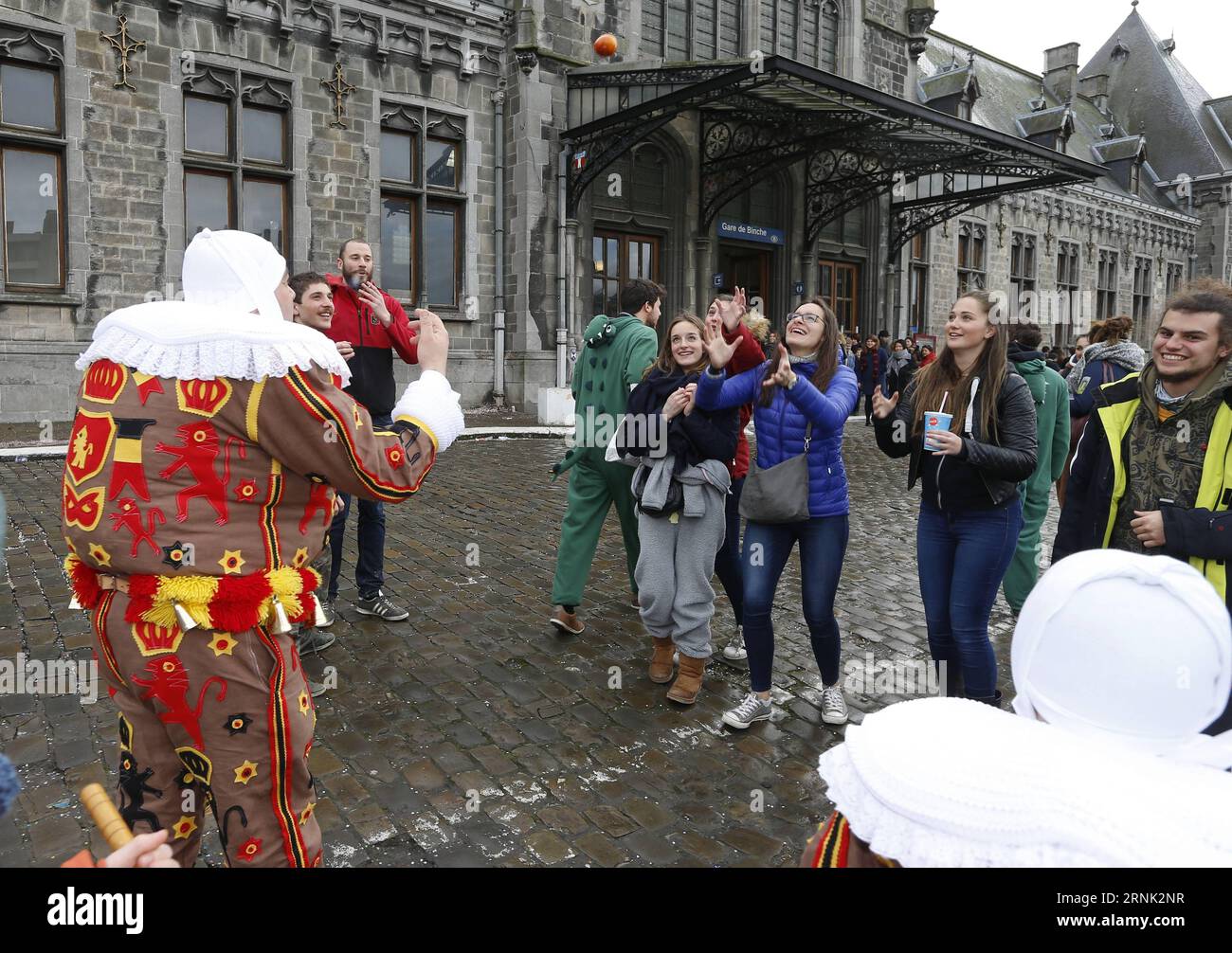 (170228) -- BINCHE (BELGIEN), 28. Februar 2017 -- A Gille wirft Orangen ...
