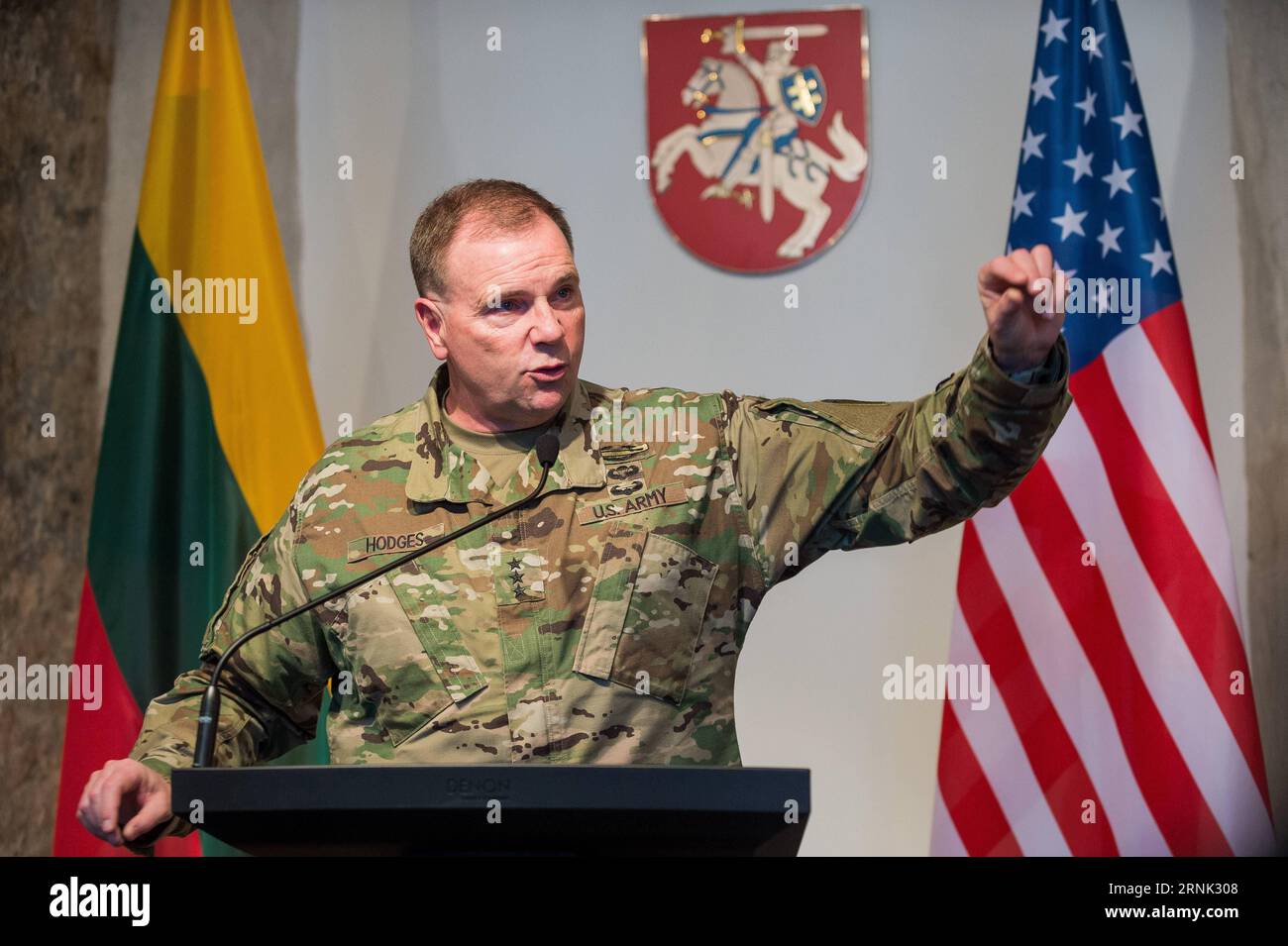 1702301 -- VILNIUS. 1. März 2017 – Ben Hodges, Befehlshaber der US-Armee in Europa, nimmt an einem kurzen Pressebriefing Teil, nachdem er am 1. März 2017 in Vilinius, Litauen, mit dem litauischen Verteidigungsminister Raimundas Karoblis und dem Oberstleutnant der Verteidigung, General Jonas Vytautas Zukas, zusammengetroffen war. zf LITAUEN-VILNIUS-US ARMY-VISIT AlfredasxPliadis PUBLICATIONxNOTxINxCHN Stockfoto