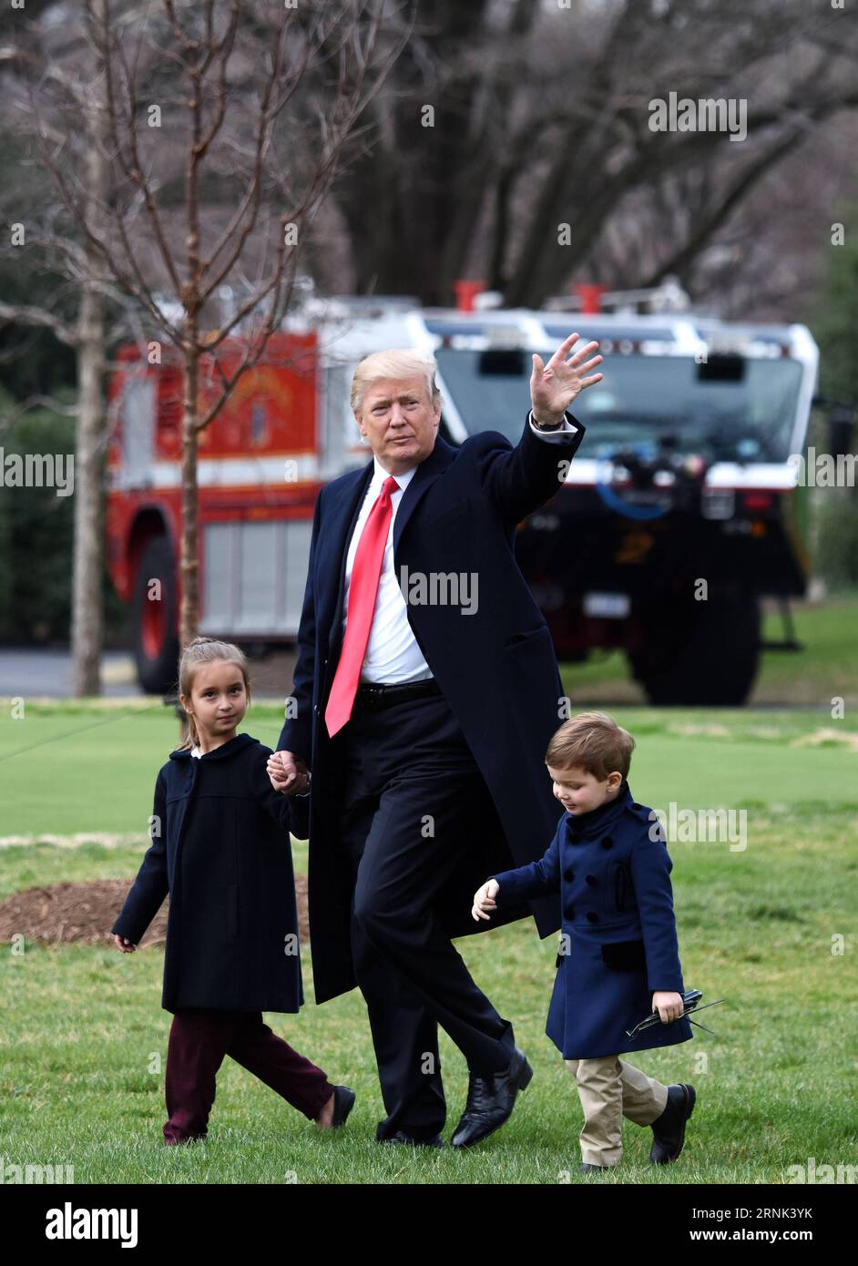 (170303) -- WASHINGTON, 3. März 2017 -- US-Präsident Donald Trump geht mit seinen Enkelkindern Arabella Kushner (L) und Joseph Kushner (R) an Bord von Marine One aus dem Weißen Haus in Washington D.C., USA, 3. März 2017. ) US-WASHINGTON D.C.-PRÄSIDENT TRUMP YinxBogu PUBLICATIONxNOTxINxCHN Washington 3. März 2017 US-Präsident Donald Trump geht mit seinen Enkelkindern Arabella Kushner l und Joseph Kushner r an Bord der Navy One aus dem Weißen Haus in Washington D C die Vereinigten Staaten 3. März 2017 US-Präsident Washington D C Trump YinxBogu PUBLICATIONxNOTxINxCHN Stockfoto