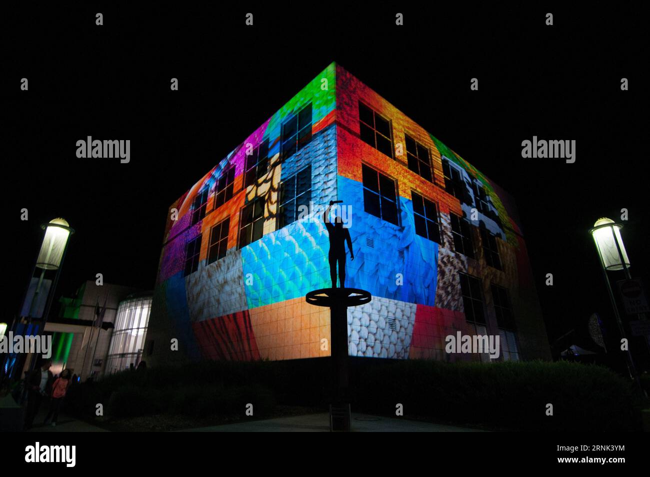 (170303) -- CANBERRA, 3. März 2017 -- National Science and Technology Centre is Illuminten Canberra in Canberra, Australien, 3. März 2017. Enlighten Canberra ist eine jährliche Kultur- und Kreativaktivität, die im März stattfindet und bei der wichtige Gebäude wie das Parlamentsgebäude, das Alte Parlamentsgebäude, das National Science and Technology Centre und die Nationalbibliothek mit bunten Lichtern beleuchtet werden. ) (Zjy) AUSTRALIA-CANBERRA-LIGHT SHOW WuxYiliang PUBLICATIONxNOTxINxCHN Canberra 3. März 2017 DAS National Science and Technology Centre WIRD während Enlighten Canberra in C beleuchtet Stockfoto