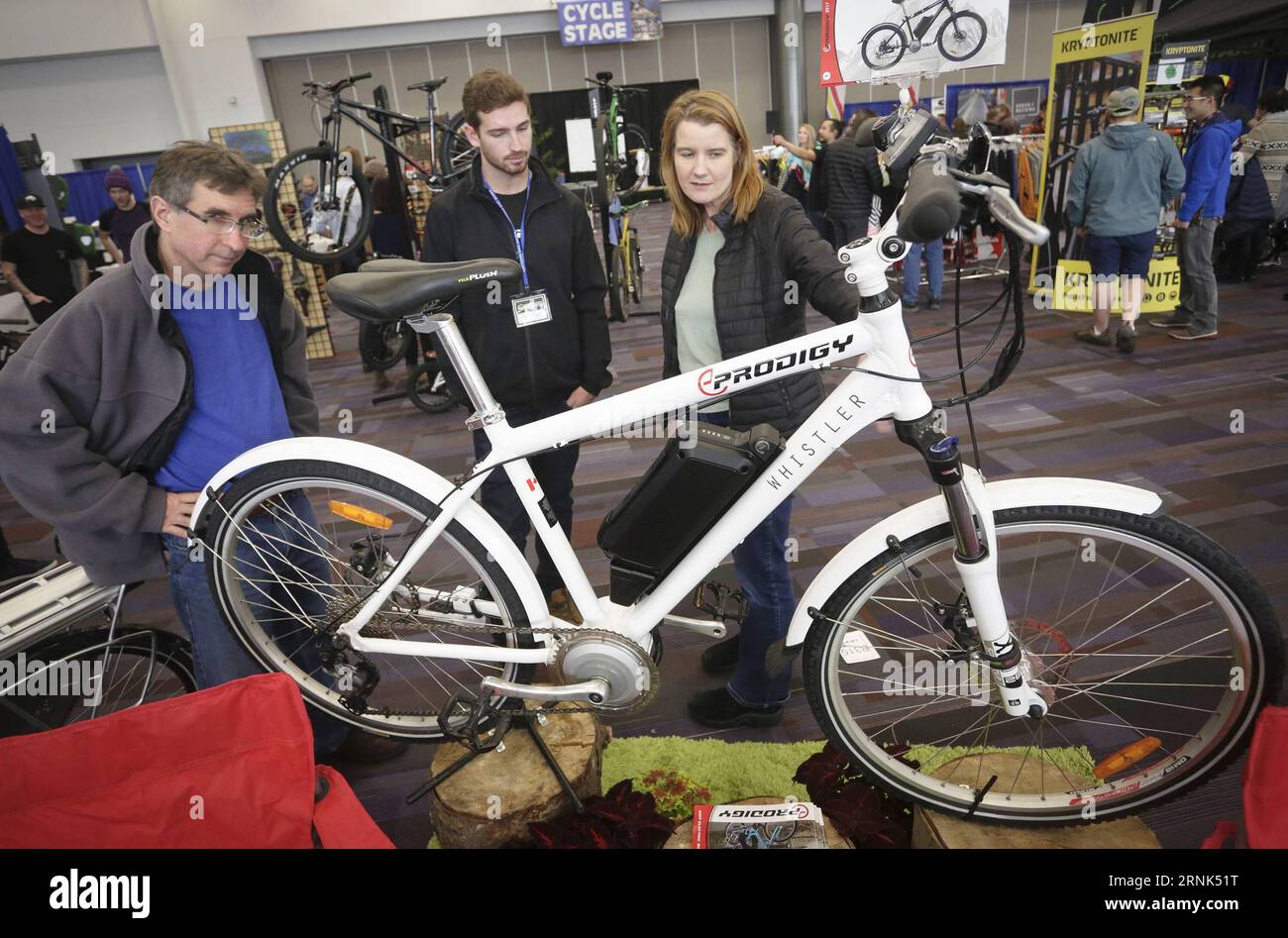 (170305) -- VANCOUVER, 4. März 2017 -- Leute schauen sich ein elektrisches Mountainbike an, das auf der Vancouver Bike Show in Vancouver, Kanada, 4. März 2017 ausgestellt wird. Ziel der Show war es, Radfahren als gesunden und umweltfreundlichen Lebensstil zu fördern.) (zw) CANADA-VANCOUVER-BIKE SHOW LiangxSen PUBLICATIONxNOTxINxCHN Vancouver 4. März 2017 Prominente Blick AUF elektrisches Mountain-FAHRRAD ausgestellt AUF der Vancouver Bike Show in Vancouver Kanada 4. März 2017 die Show zielte darauf ab, Radfahren als einen gesunden und umweltfreundlichen Lebensstil zu fördern ZW Canada Vancouver Bike Show LiangxSen PUBLICATIONxNOTxINxCHN Stockfoto