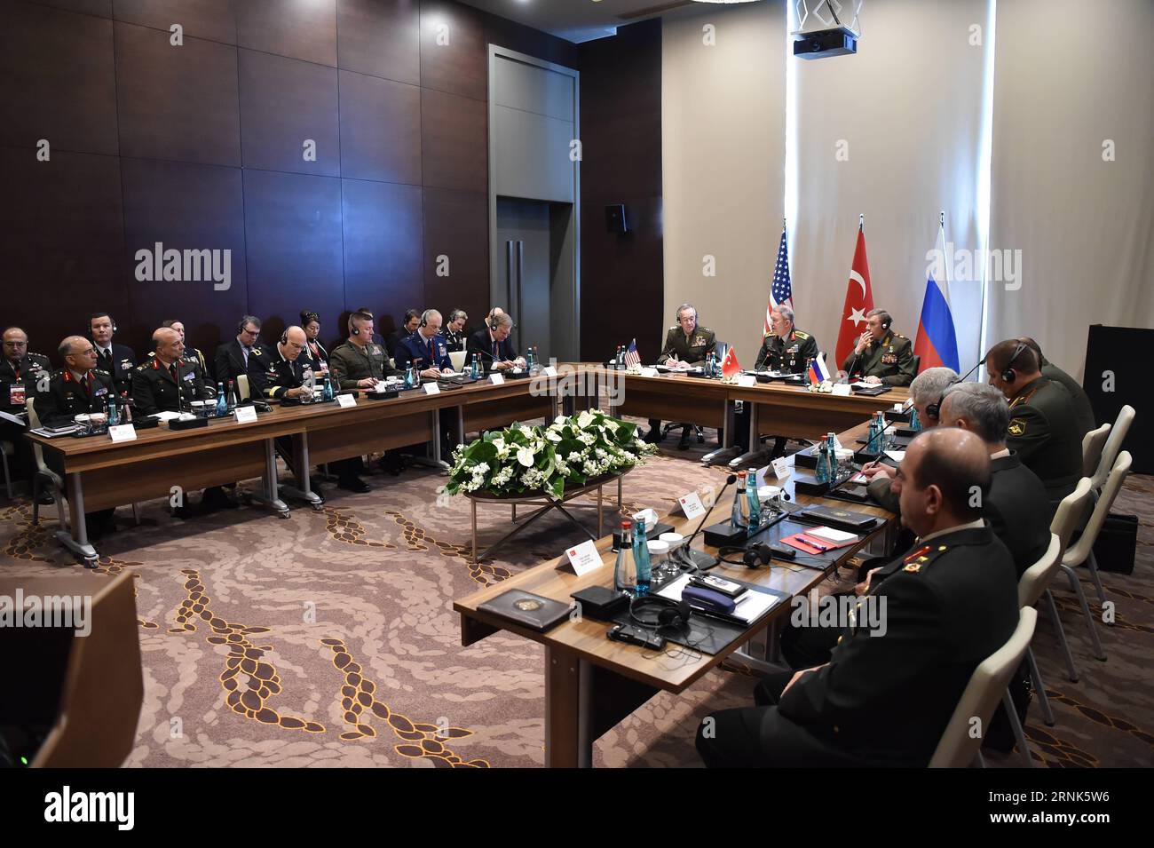 (170307) -- ANTALYA, 7. März 2017 () -- türkischer Generalstabschef General Hulusi Akar (hinten, C), US-Generalstabschef General Joseph Dunford (hinten, L) und russischer Generalstabschef General Valery Gerasimov (hinten, R) Gespräche über regionale Sicherheitsfragen mit Syrien und dem Irak stehen ganz oben auf der Tagesordnung, am 7. März 2017 in Antalya, Türkei. (/Türkische Streitkräfte) (zjy) TÜRKEI-ANTALYA-RUSSLAND-USA-SYRIEN UND IRAK GESPRÄCHE Xinhua PUBLICATIONxNOTxINxCHN Antalya 7. März 2017 türkischer Generalstabschef General Hulusi Akar Rear C US Generalstabschef General General General Joseph Dunford Rear l und russischer Chef o Stockfoto