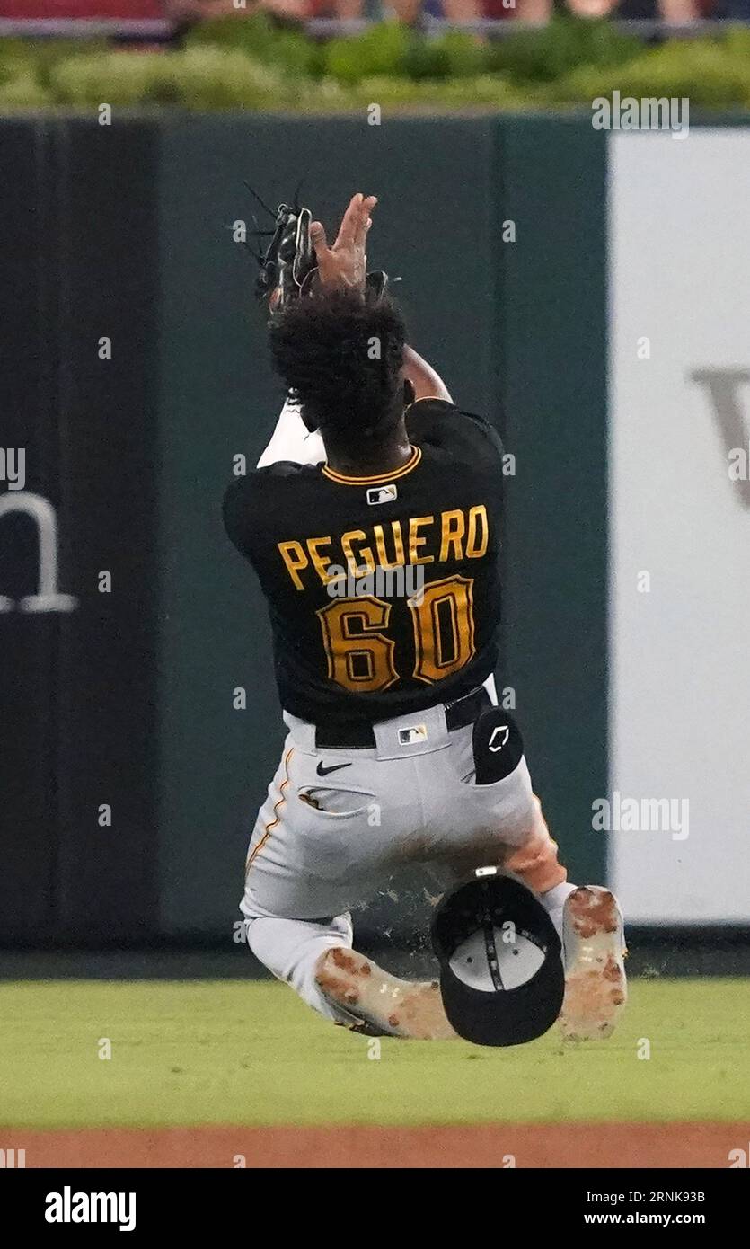 St. Louis, USA. September 2023. Pittsburgh Pirates Liover Peguero macht einen Fang mit seinem Rücken zum Infield auf einem Ball vom Schläger von St. Louis Cardinals Tommy Edman im zweiten Inning im Busch Stadium in St. Louis am Freitag, 1. September 2023. Foto von Bill Greenblatt/UPI Credit: UPI/Alamy Live News Stockfoto