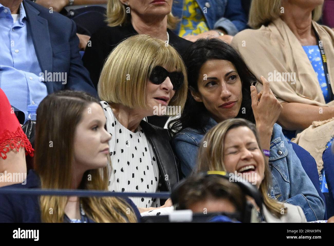 New York, USA. September 2023. (L-R) Anna Wintour und Huma Abedin nehmen am 1. September an der Runde 3 der Women's Single zwischen Coco Gauff aus den Vereinigten Staaten und der Belgierin Elise Mertens im USTA Billie Jean King National Tennis Center, Flushing Corona Park, New York, NY, Teil. 2023. (Foto: Anthony Behar/SIPA USA) Credit: SIPA USA/Alamy Live News Stockfoto