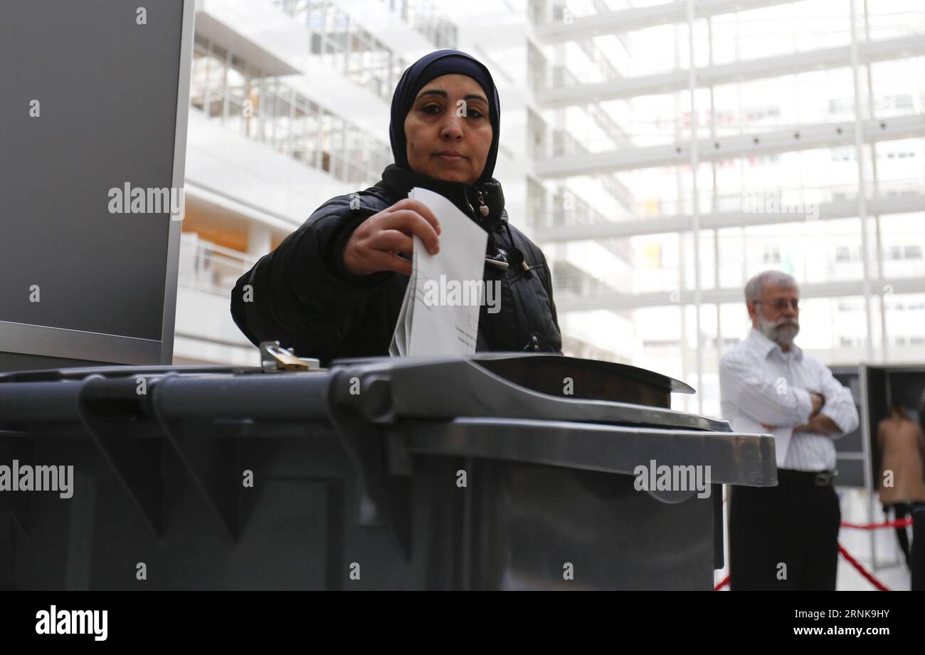 Parlamentswahlen in den Niederlanden (170315) -- DEN HAAG, 15. März 2017 -- Eine niederländische musliminnen gibt ihre Stimme für die Wahl zum niederländischen parlament in einer Wahlstation im Rathaus in den Haag, den Niederlanden, am 15. März 2017 ab. Die Bevölkerung in den Niederlanden begann am Mittwoch bei den niederländischen Parlamentswahlen 2017 zu wählen, wobei das Ergebnis bei weitem nicht vorhersehbar war, von einer Stimme für Populismus, einer Wahl für den rechten Flügel des derzeitigen Premierministers Mark Rutte oder einer Stimme für die Linke. ) (Sxk) DIE WAHLEN IN DEN NIEDERLANDEN und DEN HAAG YexPingfan PUBLICATIONxNOTxINxCHN P Stockfoto