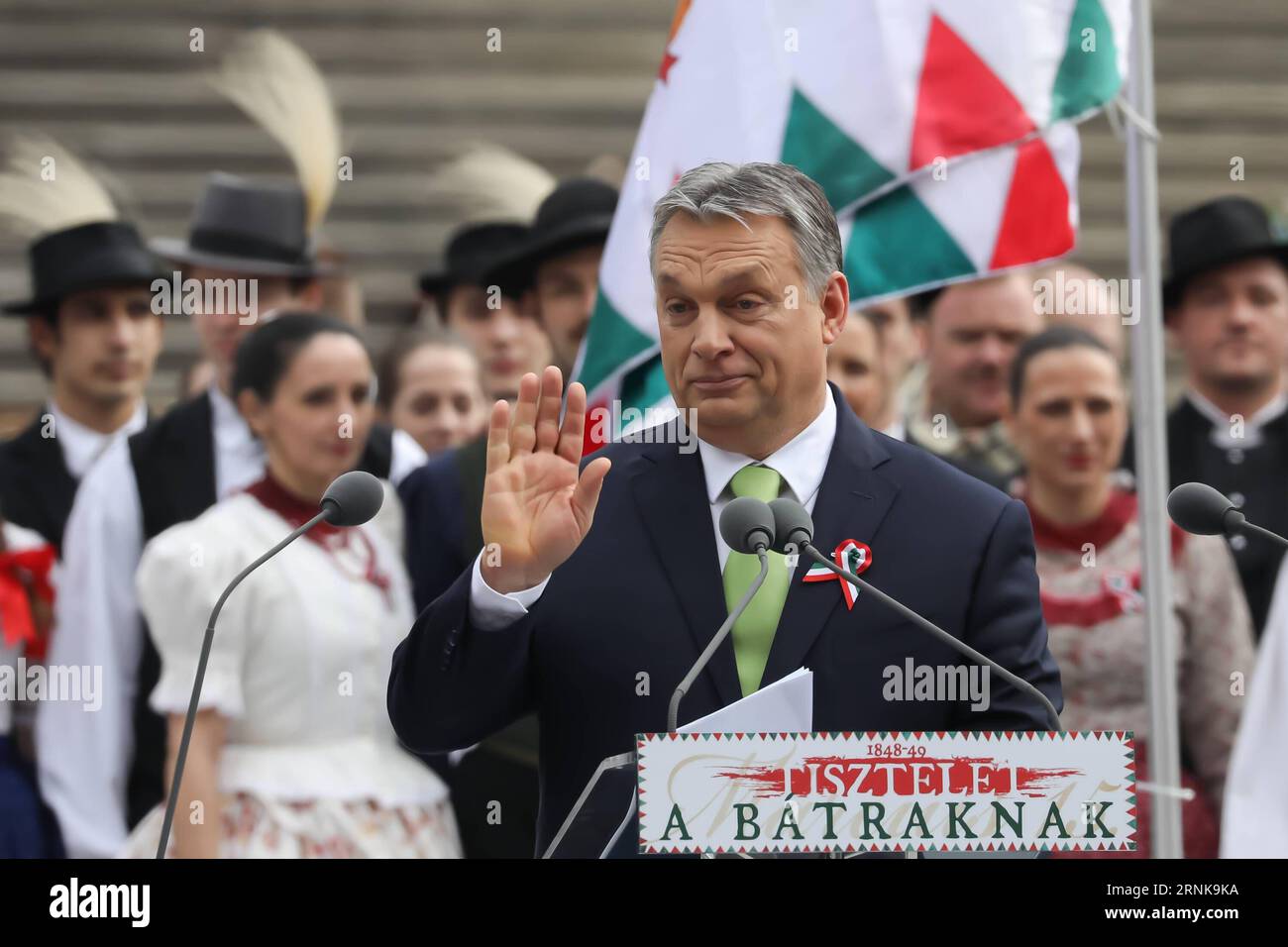 Bilder des Tages (170315) -- BUDAPEST, 15. März 2017 -- der ungarische Premierminister Viktor Orban (Front) spricht am 15. März 2017 in Budapest, Ungarn, an einer Gedenkveranstaltung. Während einer Rede anlässlich des Jahrestages des ungarischen Freiheitskampfes gegen das Habsburgerreich vor 169 Jahren äußerte der ungarische Premierminister Viktor Orban am Mittwoch seine Unzufriedenheit mit Brüssel über Fragen wie die Regelung von Migranten. ) (zf) UNGARN-BUDAPEST-1848 REVOLUTION-JAHRESTAG-GEDENKTAG-Ministerpräsident AttilaxVolgyi PUBLICATIONxNOTxINxCHN Bilder der Tag Budapest 15. März 2017 ungarische Premierminister VI Stockfoto