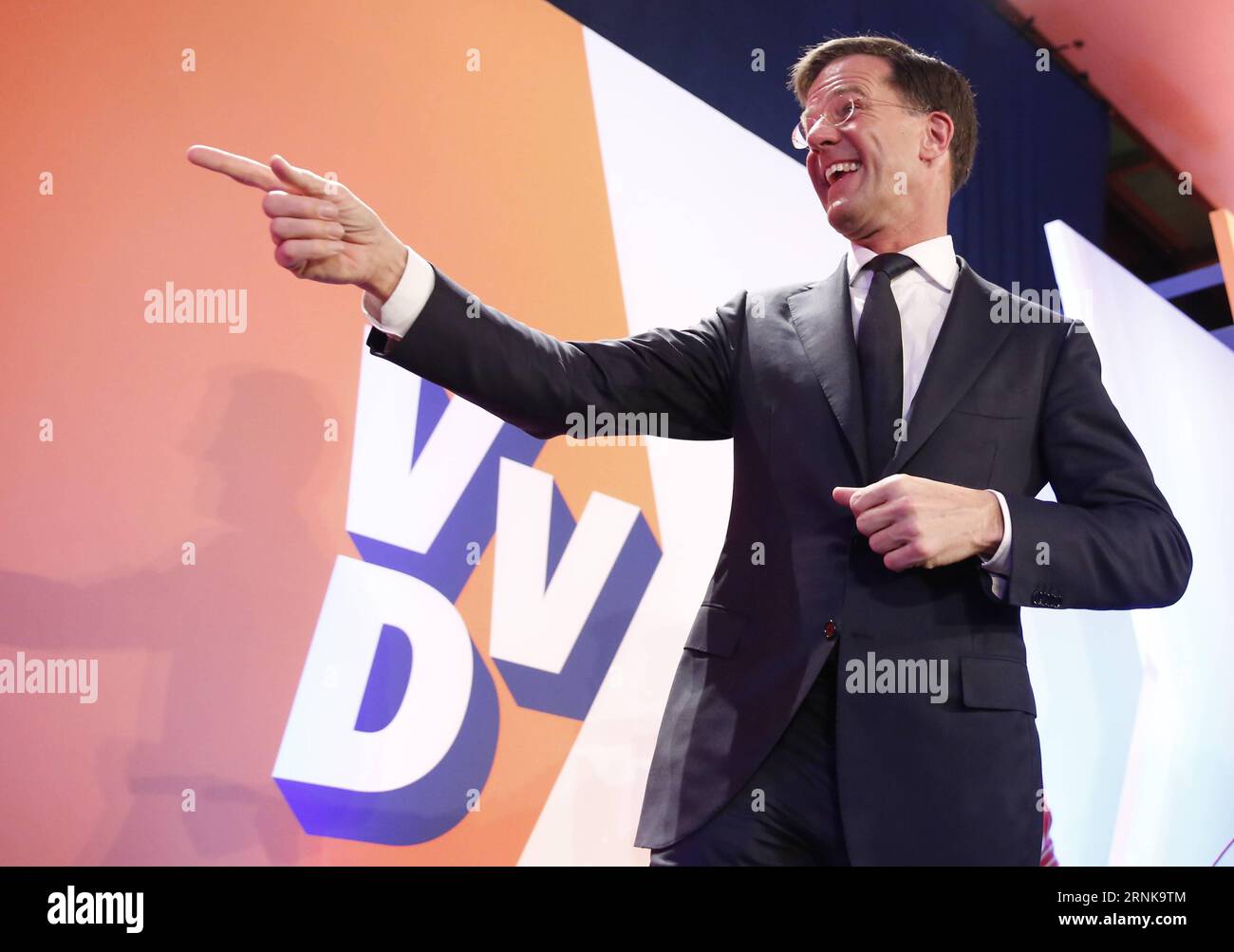 (170315) -- DEN HAAG, 15. März 2017 -- DER niederländische Premierminister und VVD-Führer Mark Rutte zeigt während der Wahlnacht für seine liberale rechte VVD in den Haag, Niederlande, am 15. März 2017. Die liberale rechte Partei VVD von Premierminister Mark Rutte übernahm die Führung bei den niederländischen Parlamentswahlen, so die am Mittwoch veröffentlichte endgültige Austrittsumfrage, bei der die rechtsextreme Partei PVV weit hinter sich blieb. ) NIEDERLANDE-DEN HAAG-PARLAMENTSWAHLEN-AUSSTIEGSWAHLEN-VVD-LEADING-MARK RUTTE YexPingfan PUBLICATIONxNOTxINxCHN den Haag 1. März Stockfoto