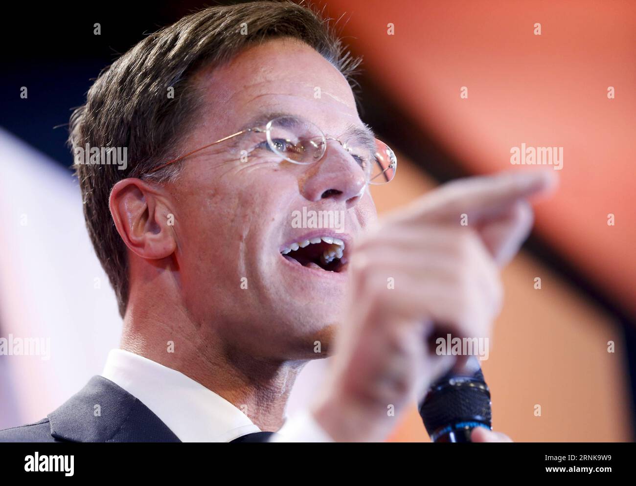 (170315) -- DEN HAAG, 15. März 2017 -- DER niederländische Premierminister und VVD-Führer Mark Rutte spricht am 15. März 2017 in den Haag, Niederlande, während der Wahlnacht für seine liberale rechte Partei VVD. Die liberale rechte Partei VVD von Premierminister Mark Rutte übernahm die Führung bei den niederländischen Parlamentswahlen, so die am Mittwoch veröffentlichte endgültige Austrittsumfrage, bei der die rechtsextreme Partei PVV weit hinter sich blieb. ) DIE NIEDERLANDE-DEN HAAG-PARLAMENTSWAHLEN-AUSSTIEGSWAHLEN-VVD-LEADING-MARK RUTTE YexPingfan PUBLICATIONxNOTxINxCHN den Haag 15. März Stockfoto