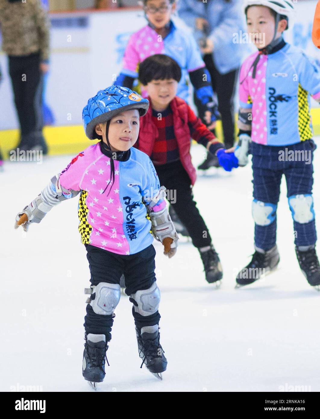 (170316) -- WUHAN, 16. März 2017 -- Foto aufgenommen am 4. März 2017 zeigt Kinder, die im Binglong International Skating Club in Wuhan, der zentralchinesischen Provinz Hubei, Schlittschuhlaufen lernen. Die chinesische Sportindustrie konnte 2016 mit einem soliden und stetigen Entwicklungstempo aufwarten. Das nationale Fitnessprogramm (2016-2020) und der 13. Fünfjahresplan für die Sportindustrie wurden beide 2016 herausgegeben, um eine klare Richtung für Chinas nationale Strategie zur Gewährleistung der öffentlichen Fitness und der Entwicklung der Sportindustrie zu geben. Chinas Allgemeine Sportverwaltung, zusammen mit vielen anderen nationalen GO Stockfoto