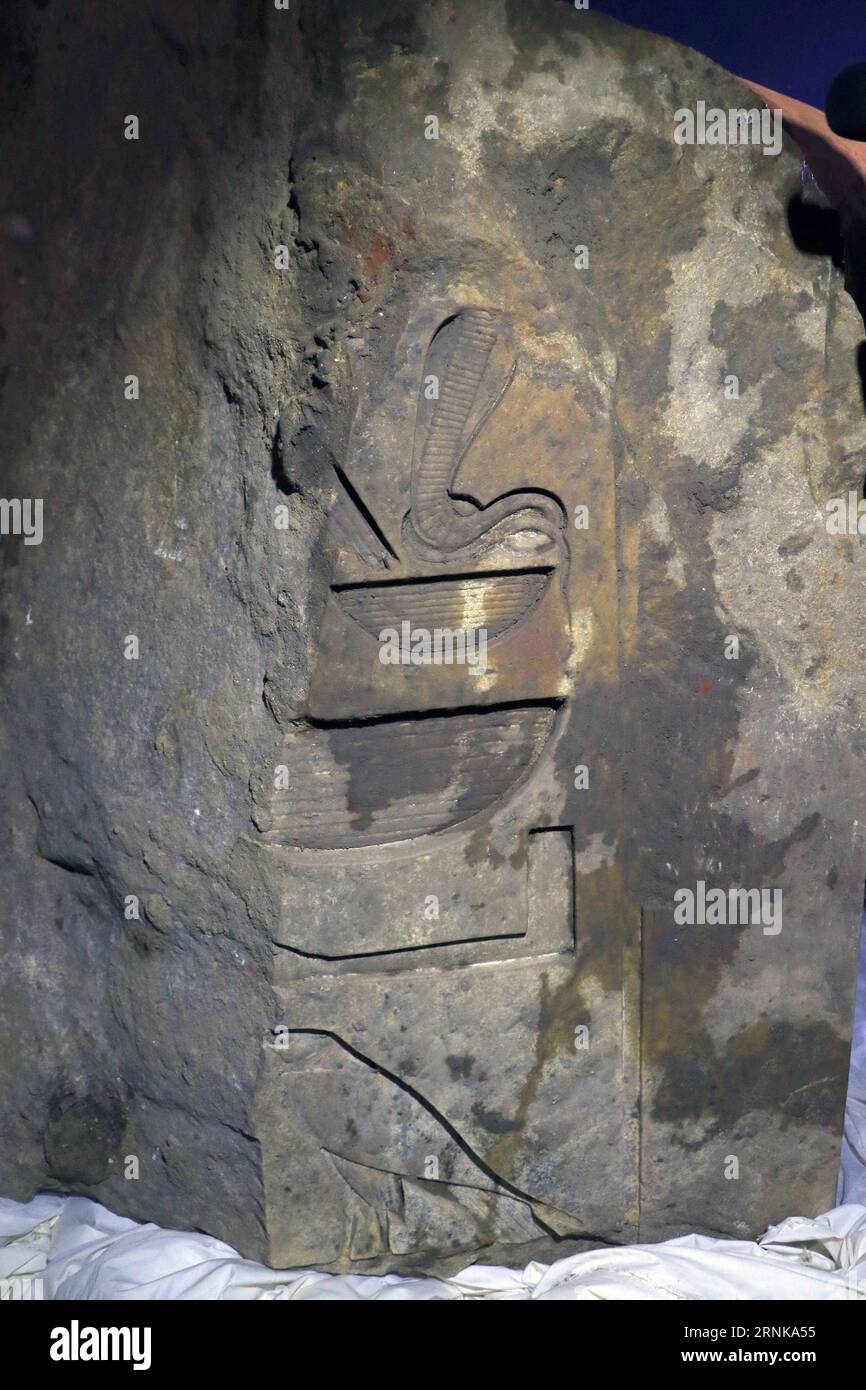 Bilder des Tages Kairo: Pressetermin zur entdeckten Pharaonenstatue (170316) -- KAIRO, 16. März 2017 -- Ein königlicher Koloss wird während einer Pressekonferenz gesehen, die die Übertragung seiner Teile an das Ägyptische Museum in Kairo, Ägypten, am 16. März 2017 ankündigt. Der ägyptische Antikenminister Khaled al-Anany sagte am Donnerstag, dass der letzte Woche im Kairoer Stadtteil Matariya entdeckte königliche Koloss wahrscheinlich eine Statue von Psammetich I. ist, einem Pharao aus der 26. Dynastie, der Ägypten zwischen 664 und 610 v. Chr. regierte. statt König Ramses II., wie früher angenommen, laut dem staatlichen Ahram Online. ) ÄGYPTISCH Stockfoto