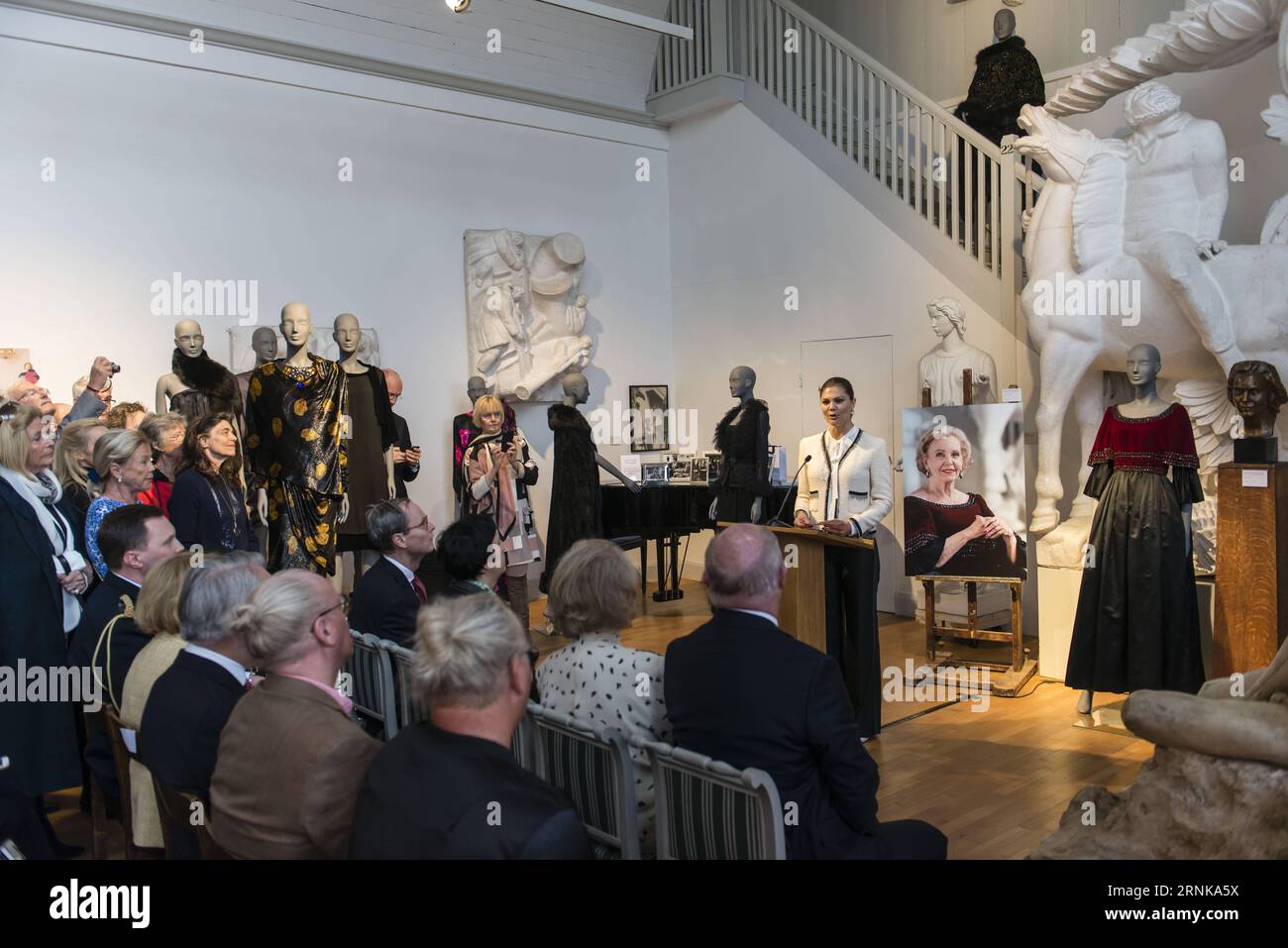 (170317) -- STOCKHOLM, 16. März 2017 -- Schwedens Kronprinzessin Victoria spricht die Eröffnungszeremonie von Chanel, Balmain, Dior: Marianne Bernadotte - eine Stilikon-Ausstellung im Millesgarden in Stockholm, Schweden, am 16. März 2017 an. Die Show wird bis zum 11. Juni dauern. ) (Djj) SCHWEDEN-STOCKHOLM-CROWN PRINZESSIN VICTORIA-EVENT ShixTiansheng PUBLICATIONxNOTxINxCHN Stockholm 16. März 2017 Schweden S Crown Princess Victoria spricht an die Eröffnungszeremonie von Chanel Balmain Dior Marianne Bernadotte eine Style Icon Ausstellung IN Stockholm Schweden AM 16. März 2017 die Show wird bis 11. Juni djj Schweden ausgetragen Stockfoto