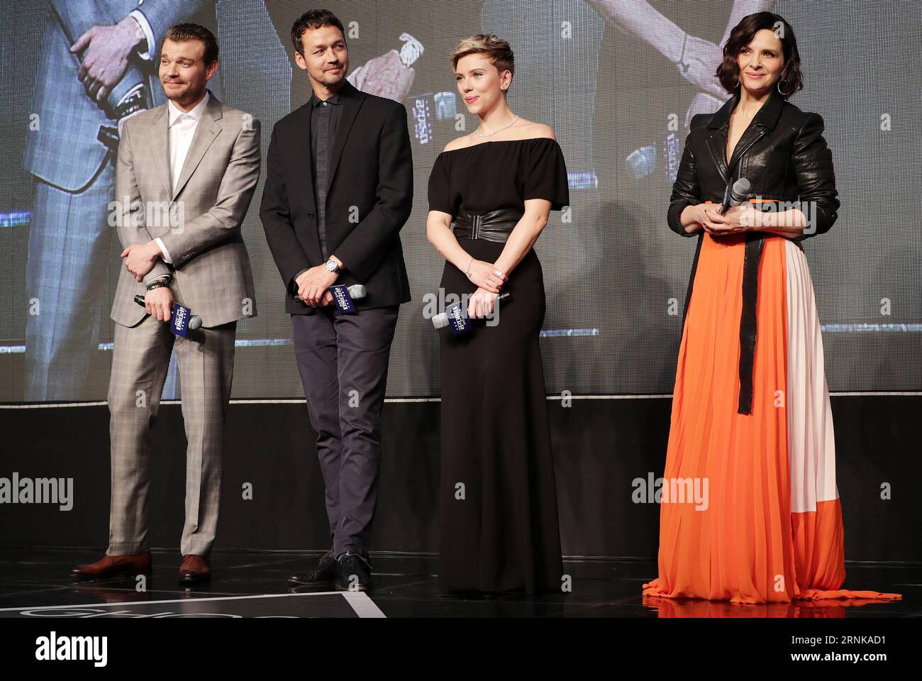 (170317) -- SEOUL, 17. März 2017 -- Schauspieler Pilou Asbaek, Regisseur Rupert Sanders, Schauspielerin Scarlett Johansson und Schauspielerin Juliette Binoche (L-R) besuchen einen roten Teppich für den Film Ghost in the Shell Promotion Tour in Seoul, Südkorea, am 17. März 2017. ) (Sxk) SÜDKOREA-SEOUL-GHOST IN DER SHELL PROMOTION Leexsang-ho PUBLICATIONxNOTxINxCHN Seoul 17. März 2017 Schauspieler Pilou Asbaek Regisseur Rupert Sanders Schauspielerin Scarlett Johansson und Schauspielerin Juliette Binoche l besuchen einen roten Teppich für den Film Ghost in der Shell Promotion Tour in Seoul Südkorea AM 17. März 2017 sxk Südkorea Seoul Stockfoto