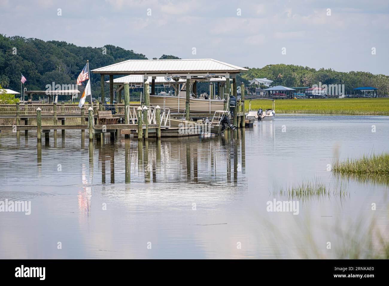 Blick auf überdachte Docks und Häuser am Ufer des Egans Creek in Fernandina Beach, Florida. (USA) Stockfoto