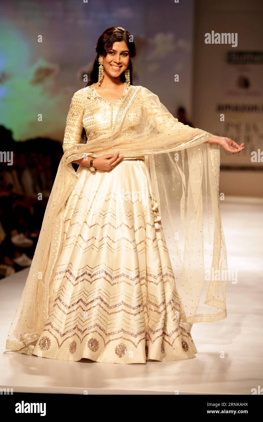 (170318) -- NEU DELHI, 18. März 2017 -- Ein Modell präsentiert eine Kreation des Designers Anju Modi während der India Fashion Week Herbst-Winter 2017 in Neu Delhi, Indien, 17. März 2017. Die viertägige Veranstaltung wird vom Fashion Design Council of India (FDCI) organisiert, der am Mittwoch im Jawaharlal Nehru Stadium in Neu-Delhi ihren Auftakt gab. ) (Zxj) INDIA-NEW DELHI-AMAZON FASHION WEEK-HERBST-WINTER 2017 Stringer PUBLICATIONxNOTxINxCHN New Delhi 18. März 2017 ein Model präsentiert eine Schöpfung von Designern Anju Modes während der India Fashion Week Herbst Winter 2017 in New Delhi Indien 17. März 2017 das vier-Tage-Event IST Orgel Stockfoto