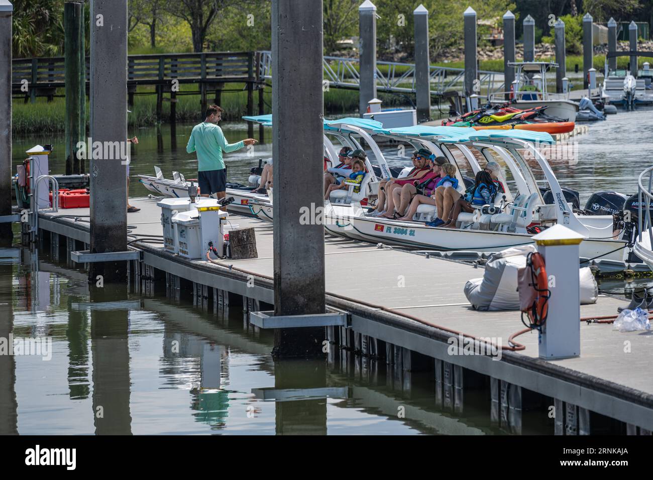 Reiseleiter, der Bootskunden von Backwater Cat Adventure von einem Dock in Fernandina Beach auf Amelia Island im Nordosten Floridas aus unterrichtet. (USA) Stockfoto