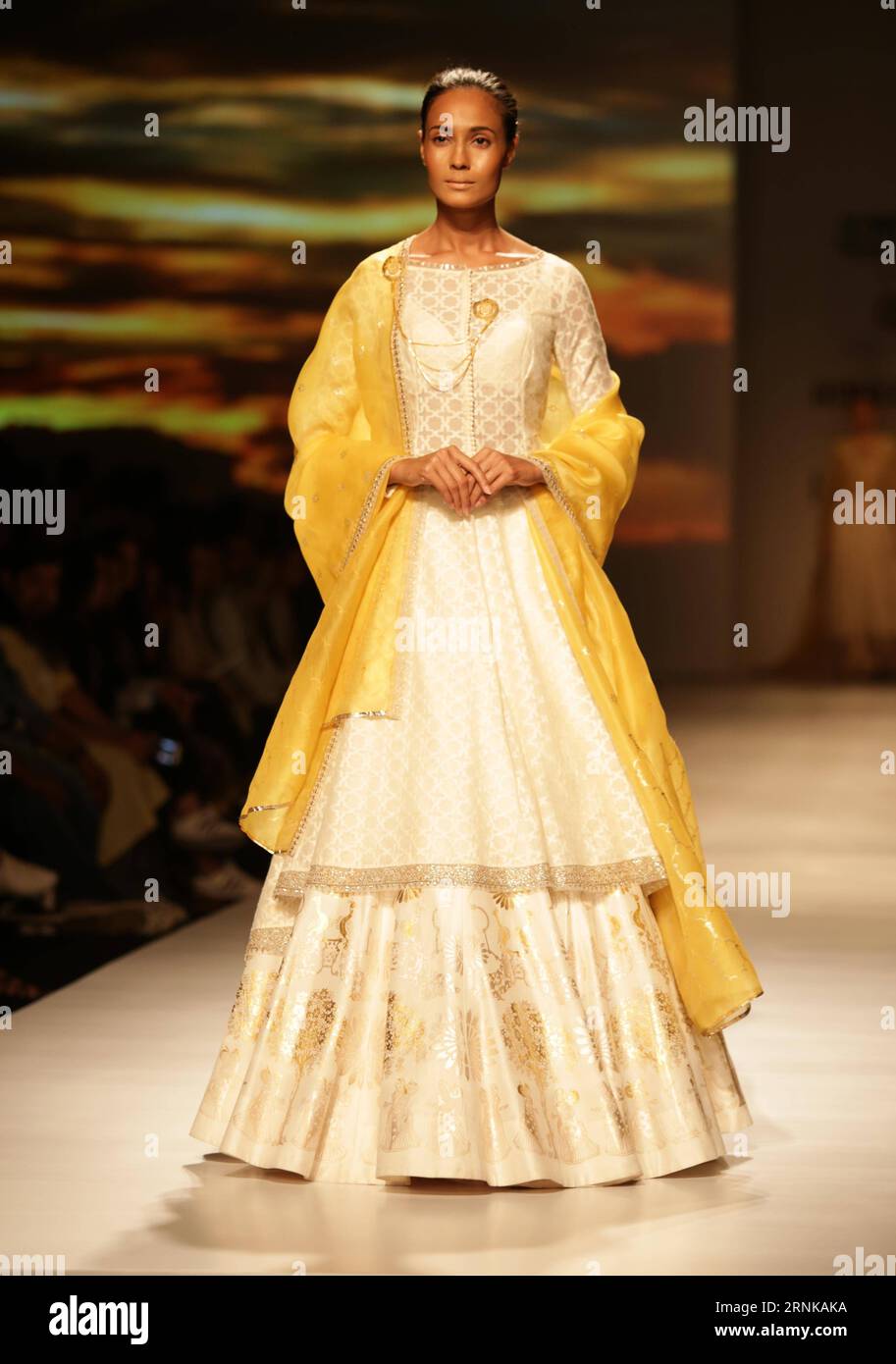(170318) -- NEU DELHI, 18. März 2017 -- Ein Modell präsentiert eine Kreation des Designers Anju Modi während der India Fashion Week Herbst-Winter 2017 in Neu Delhi, Indien, 17. März 2017. Die viertägige Veranstaltung wird vom Fashion Design Council of India (FDCI) organisiert, der am Mittwoch im Jawaharlal Nehru Stadium in Neu-Delhi ihren Auftakt gab. ) (Zxj) INDIA-NEW DELHI-AMAZON FASHION WEEK-HERBST-WINTER 2017 Stringer PUBLICATIONxNOTxINxCHN New Delhi 18. März 2017 ein Model präsentiert eine Schöpfung von Designern Anju Modes während der India Fashion Week Herbst Winter 2017 in New Delhi Indien 17. März 2017 das vier-Tage-Event IST Orgel Stockfoto