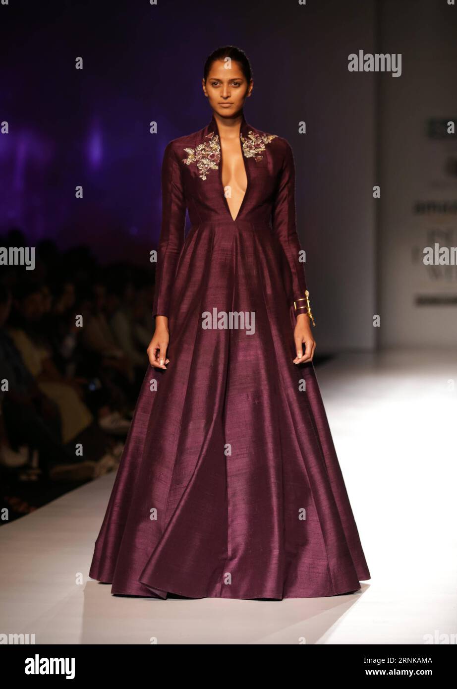 (170318) -- NEU DELHI, 18. März 2017 -- Ein Modell präsentiert eine Kreation des Designers Anju Modi während der India Fashion Week Herbst-Winter 2017 in Neu Delhi, Indien, 17. März 2017. Die viertägige Veranstaltung wird vom Fashion Design Council of India (FDCI) organisiert, der am Mittwoch im Jawaharlal Nehru Stadium in Neu-Delhi ihren Auftakt gab. ) (Zxj) INDIA-NEW DELHI-AMAZON FASHION WEEK-HERBST-WINTER 2017 Stringer PUBLICATIONxNOTxINxCHN New Delhi 18. März 2017 ein Model präsentiert eine Schöpfung von Designern Anju Modes während der India Fashion Week Herbst Winter 2017 in New Delhi Indien 17. März 2017 das vier-Tage-Event IST Orgel Stockfoto