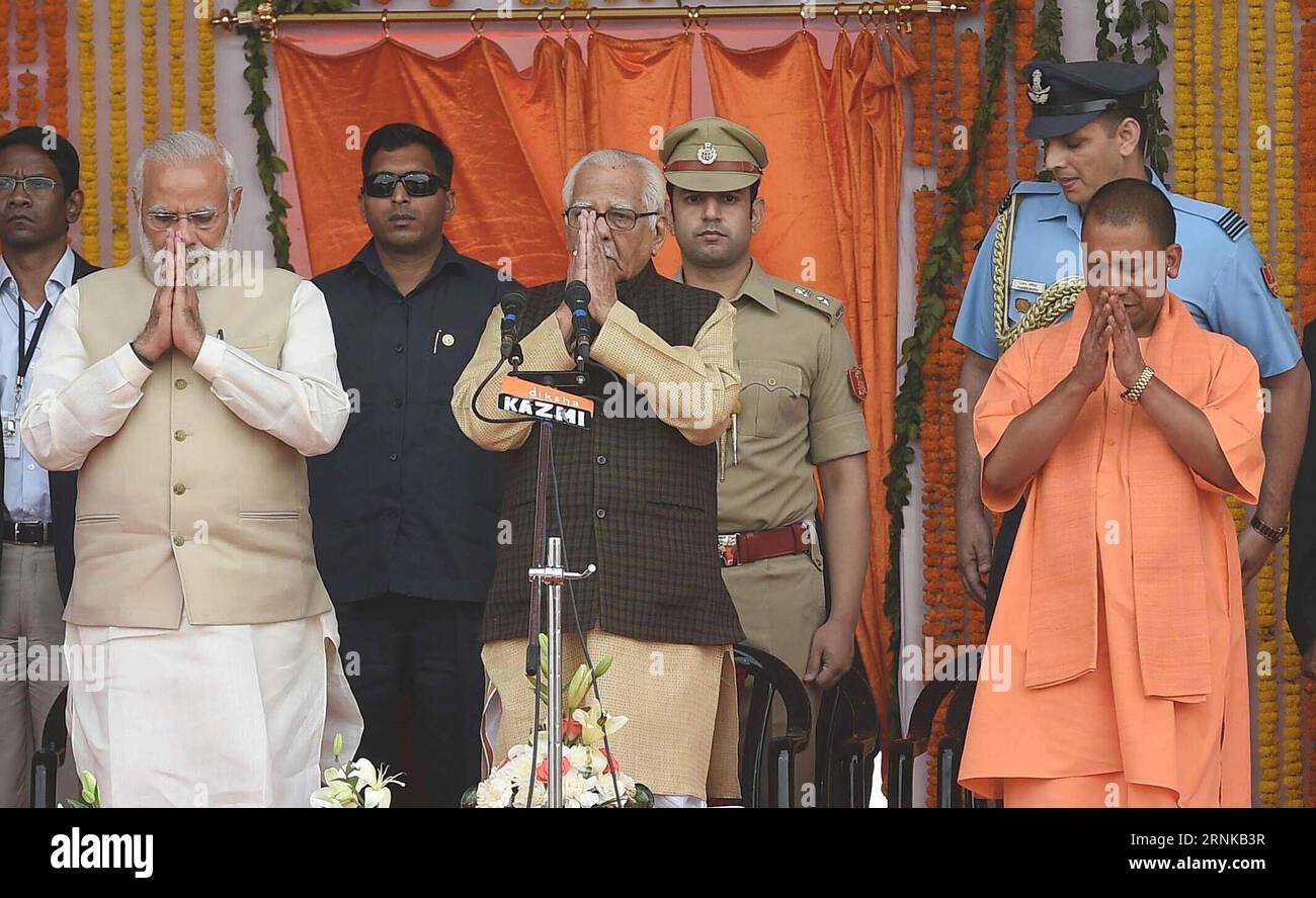 (170319) -- LUCKNOW (INDIEN), 19. März 2017 -- der indische Premierminister Narendra Modi (Front L), Gouverneur von Uttar Pradesh RAM Naik (Front C) und neu ernannter Ministerpräsident von Uttar Pradesh Yogi Adityanath (Front R) begrüßen die Menge während der Vereidigung von Yogi Adityanath in Lucknow, Hauptstadt des nordindischen Bundesstaates Uttar Pradesh am 19. März 2017 wurde Yogi Adityanath, ein umstrittener Hindu-heiliger und fünfmaliger Parlamentarier der regierenden Bharatiya Janata Party (BJP), am Sonntag als Premierminister von Indiens bevölkerungsreichstem und politisch bedeutsamstem Bundesstaat Utta vereidigt Stockfoto