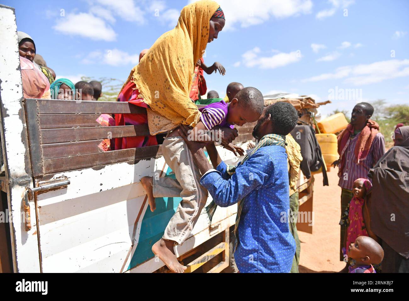 (170321) -- DOOLOW (SOMALIA), 21. März 2017 -- Somalis, die vor der Dürre nach Hause fliehen, kommen am 20. März 2017 im Lager der Binnenvertriebenen (IDP) in Doolow an, einer Grenzstadt zu Äthiopien, Somalia. Um eine Hungersnot zu verhindern, ist dringend eine massive Erhöhung der humanitären Hilfe erforderlich, wobei humanitäre Hilfsorganisationen schätzen, dass 6,2 Millionen von der Dürre betroffene Somalis Hilfe benötigen, darunter Nahrungsmittel, Wasser und sanitäre Einrichtungen, Gesundheit und Ernährung, Schutz und Unterbringung. Der somalische Präsident Mohamed Abdullahi Mohamed erklärte auch die Dürre, die das Land am Horn von Afrika, einem Nationalstaat, verwüstet hat Stockfoto