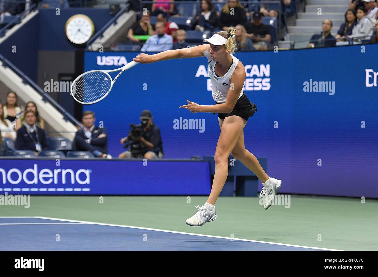 New York, USA. September 2023. Elise Mertens aus Belgien spielt gegen Coco Gauff aus den Vereinigten Staaten während der Women's Single Round 3 auf Arthur Ashe im USTA Billie Jean King National Tennis Center, Flushing Corona Park, New York, NY, 1. September, 2023. (Foto: Anthony Behar/SIPA USA) Credit: SIPA USA/Alamy Live News Stockfoto