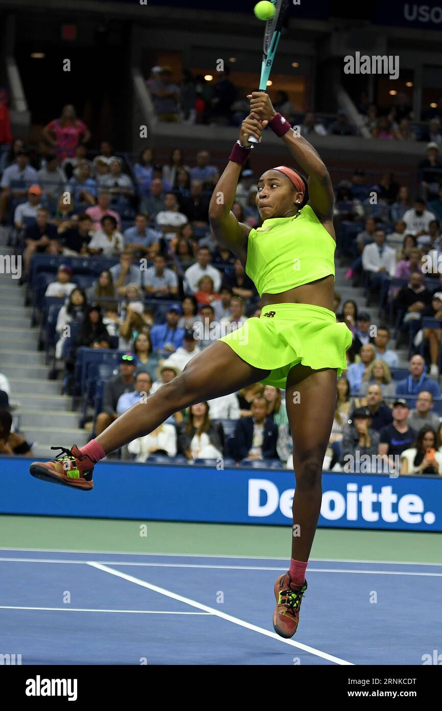 New York, USA. September 2023. Coco Gauff aus den Vereinigten Staaten spielt gegen die Belgierin Elise Mertens während der Women's Single Round 3 auf Arthur Ashe im USTA Billie Jean King National Tennis Center, Flushing Corona Park, New York, NY, 1. September, 2023. (Foto: Anthony Behar/SIPA USA) Credit: SIPA USA/Alamy Live News Stockfoto