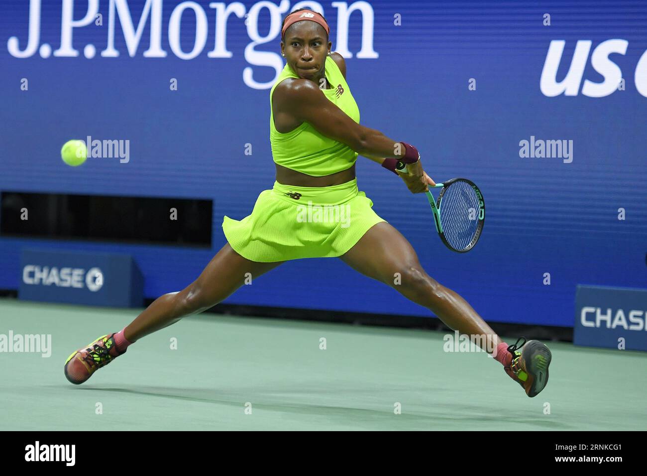 New York, USA. September 2023. Coco Gauff aus den Vereinigten Staaten spielt gegen die Belgierin Elise Mertens während der Women's Single Round 3 auf Arthur Ashe im USTA Billie Jean King National Tennis Center, Flushing Corona Park, New York, NY, 1. September, 2023. (Foto: Anthony Behar/SIPA USA) Credit: SIPA USA/Alamy Live News Stockfoto