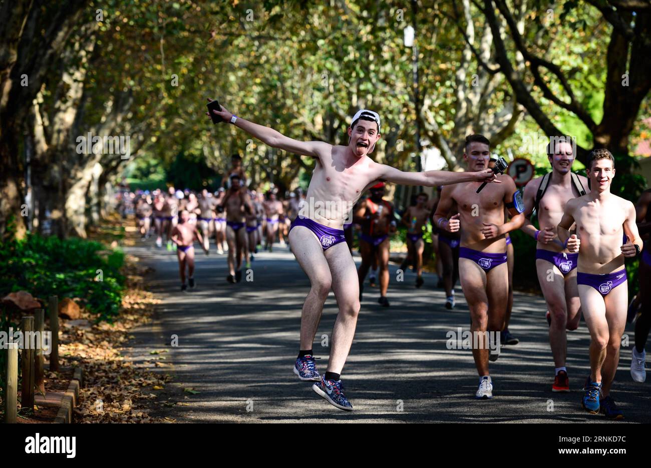 (170324) -- JOHANNESBURG, 24. März 2017 -- Läufer nehmen am Daredevil Run rund um den Johannesburg Zoo in Johannesburg, Südafrika, am 24. März 2017 Teil. Rund 2500 Männer nahmen am Freitag am Daredevil Run 2017 Teil, während die Wohltätigkeitsveranstaltung am selben Tag auch in anderen drei südafrikanischen Städten begann: Kapstadt, Durban und Nelspruit. Die Organisatoren versuchen, das öffentliche Bewusstsein für die Prävention von Krebs durch die 5-km-Initiativen zu schärfen, und sie glauben, dass Prävention einfacher ist als Heilung. ) SÜDAFRIKA-JOHANNESBURG-DAREDEVIL-RUN-CANCER-PRÄVENTION ZHAIXJIANLAN PUBLICATIONXNOTXINXCHN J Stockfoto