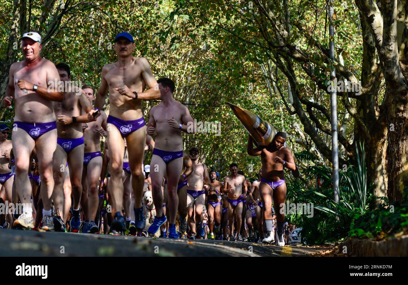 (170324) -- JOHANNESBURG, 24. März 2017 -- Ein Läufer mit Kajak nimmt am Daredevil Run rund um den Johannesburg Zoo in Johannesburg, Südafrika, am 24. März 2017 Teil. Rund 2500 Männer nahmen am Freitag am Daredevil Run 2017 Teil, während die Wohltätigkeitsveranstaltung am selben Tag auch in anderen drei südafrikanischen Städten begann: Kapstadt, Durban und Nelspruit. Die Organisatoren versuchen, das öffentliche Bewusstsein für die Prävention von Krebs durch die 5-km-Initiativen zu schärfen, und sie glauben, dass Prävention einfacher ist als Heilung. ) SÜDAFRIKA-JOHANNESBURG-DAREDEVIL-RUN-CANCER-PRÄVENTION ZHAIXJIANLAN PUBLICA Stockfoto