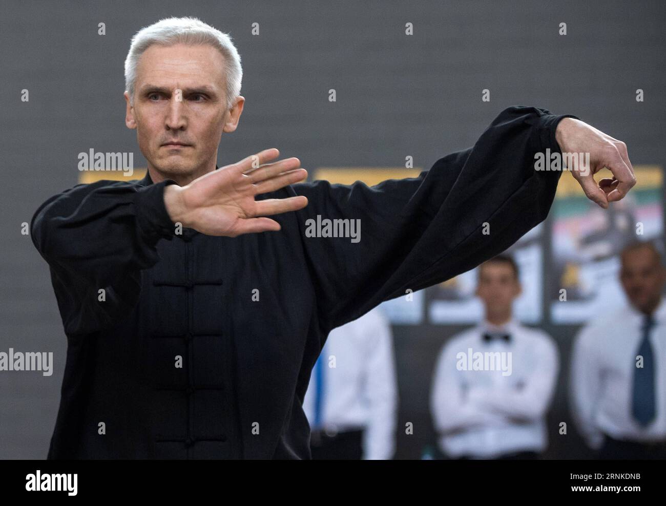 (170326) -- VILNIUS, 26. März 2017 -- ein alter Mann spielt Tai Ji bei der dritten Litauischen Open-Wushu-Meisterschaft in Vilnius, Litauen am 25. März 2017. ) (SP)LITAUISCH-VILNIUS-WUSHU AlfredasxPliadis PUBLICATIONxNOTxINxCHN Vilnius März 26 2017 To Old man führt Tai JI BEI der dritten Litauischen Open Wushu Meisterschaft in Vilnius Litauen AM März 25 2017 auf SP Litauisch Vilnius Wushu AlfredasxPliadis PUBLICATIONxNOTxINxCHN Stockfoto