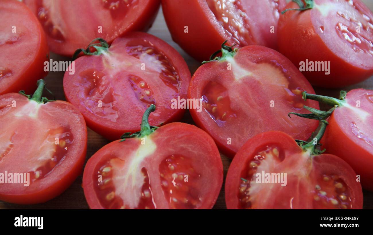 Reife Geschnittene Rote Tomaten Mit Stielen Stockfoto Stockfoto