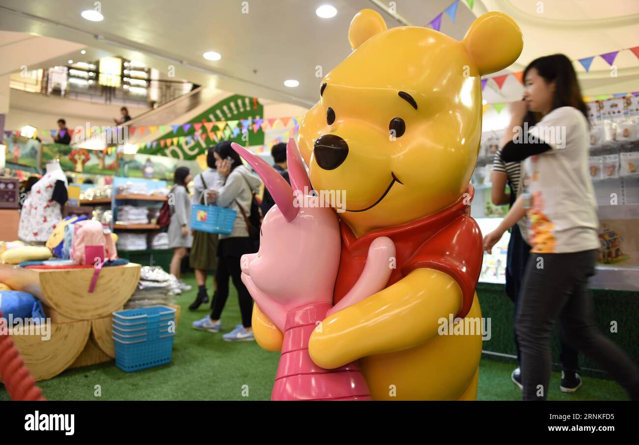 (170329) -- HONG KONG, 29. März 2017 -- Touristen kaufen in einem Themengeschäft während einer Winnie the Pooh Ausstellung in Hong Kong, Südchina, 29. März 2017. ) (Zyd) CHINA-HONG KONG-WINNIE-EXHIBITION(CN) QinxQing PUBLICATIONxNOTxINxCHN Hong KONG März 29 2017 Touristen Shoppen in einem Themengeschäft während einer Winnie The Pooh Ausstellung in Hong Kong Südchina März 29 2017 ZYD China Hong Kong Winnie Ausstellung CN QinxQing PUBLICATIONxNOTxINxCHN Stockfoto