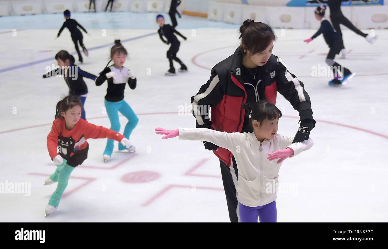 (170329) -- CHENGDU, 29. März 2017 -- Ein Trainer unterrichtet ein Mädchen beim Eislaufen in einer Eislaufbahn in einem Einkaufszentrum in Chengdu, der Hauptstadt der südwestchinesischen Provinz Sichuan, am 25. Februar 2017. In den letzten Jahren sind Wintersportarten in Süd- und Westchina immer beliebter. Die Regierung der Provinz Sichuan integriert Wintersport, Freizeit und Sport sowie Eis- und Schneetourismus und ermutigt soziale Ressourcen, in den Bau von Veranstaltungsorten und die Eröffnung von Klassen des Wintersports zu investieren und immer mehr Menschen für den Wintersport anzuziehen. Etwa 5.000 Personen besuchen regelmäßig wint Stockfoto