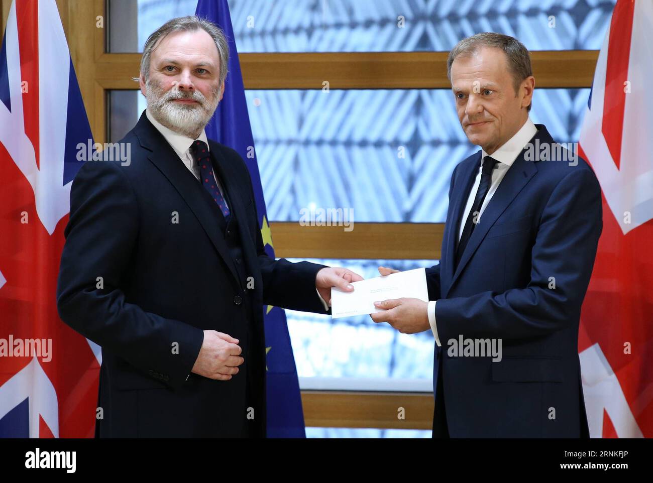 (170329) -- BRÜSSEL, 29. März 2017 -- der britische Botschafter bei der EU, Tim Barrow (L), überreicht das Brexit-Schreiben an den Präsidenten des Europäischen Rates, Donald Tusk, in Brüssel, Belgien, am 29. März 2017. Großbritannien hat am Mittwoch offiziell den historischen Prozess eingeleitet, die Europäische Union (EU) zu verlassen, da das von Premierminister Theresa May unterzeichnete Schreiben an die Führer des 28-köpfigen Blocks geschickt wurde. (Djj) BRITAIN-BREXIT-OFFICIAL BEGINNING Pool/DursunxAydemir PUBLICATIONxNOTxINxCHN Brüssel März 29 2017 der britische Botschafter bei der EU, Tim Barrow l, überreicht dem Präsidenten des Europäischen Rates, Donald Tusk, in Bru das Brexit-Schreiben Stockfoto