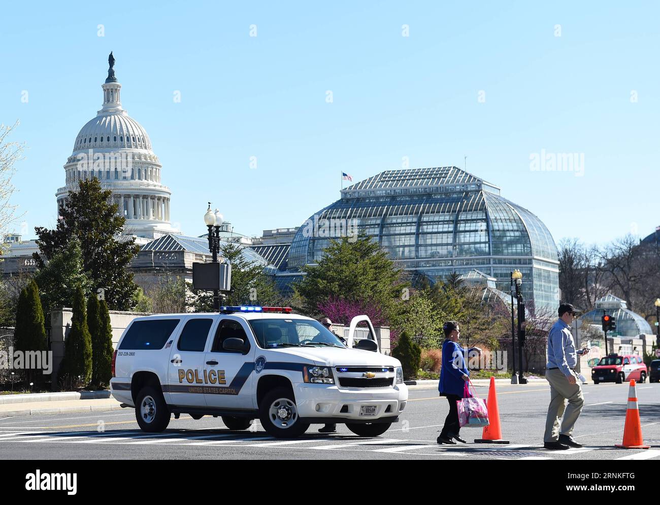 (170329) -- WASHINGTON D.C., 29. März 2017 -- die Polizei kommt am Ort der Schüsse in der Nähe des Capitol Hill in Washington D.C., USA, 29. März 2017. Am Mittwochmorgen wurden Schüsse in der Nähe des Capitol Hill der Vereinigten Staaten gehört, nachdem eine Person versucht hatte, einen Polizeikreuzer zu rammen, sagte die Polizei des Kapitols. (Sxk) U.S.-WASHINGTON D.C.-GUNSHOTS-CAPITOL HILL-LOCKDOWM BaoxDandan PUBLICATIONxNOTxINxCHN Washington D C März 29 2017 die Polizei trifft AM Mittwoch in der Nähe des Capitol Hill in Washington D C ein. Die Vereinigten Staaten März 29 2017 Schüsse wurden in der Nähe des Kapitols der USA gehört Stockfoto