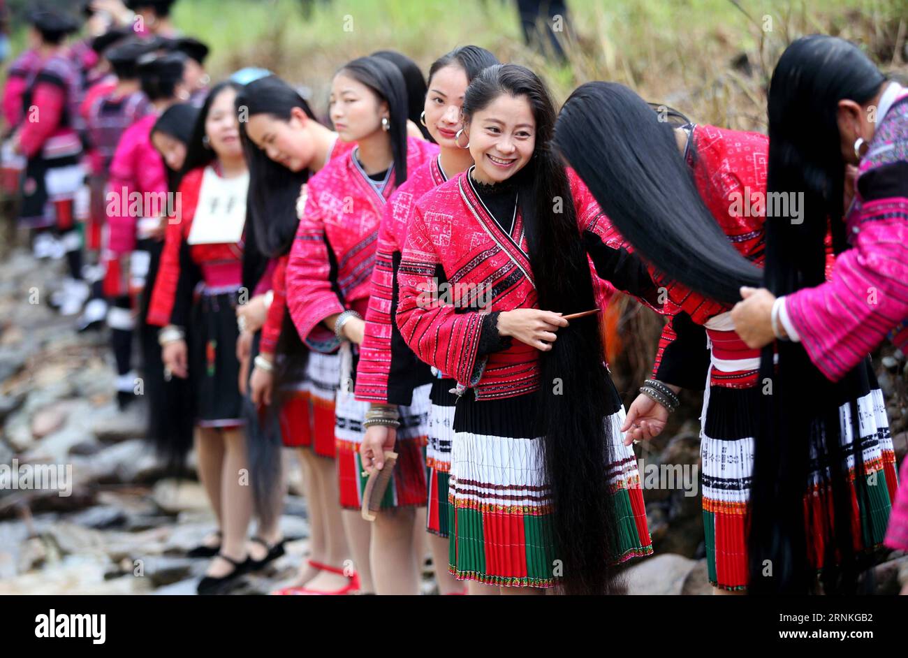 (170330) -- GUILIN, 30. März 2017 -- Mädchen der ethnischen Gruppe Yao zeigen ihre langen Haare während eines Long Hair Festivals, um das Sanyuesan Festival im Dorf Huangluo Yao der Gemeinde Longji, südchinesische autonome Region Guangxi Zhuang, 30. März 2017 zu feiern. Die Menschen in China feiern das Sanyuesan Festival am Dienstag, dem dritten Tag des dritten Mondmonats. ) (lfj) CHINA-SANYUESAN FESTIVAL-CELEBRATIONS (CN) LiuxJiaoqing PUBLICATIONxNOTxINxCHN Guilin März 30 2017 Girls of Yao Ethnic Group zeigen ihr langes Haar während eines Long Hair Festivals, um das Festival im Dorf Huangluo Yao zu feiern Stockfoto