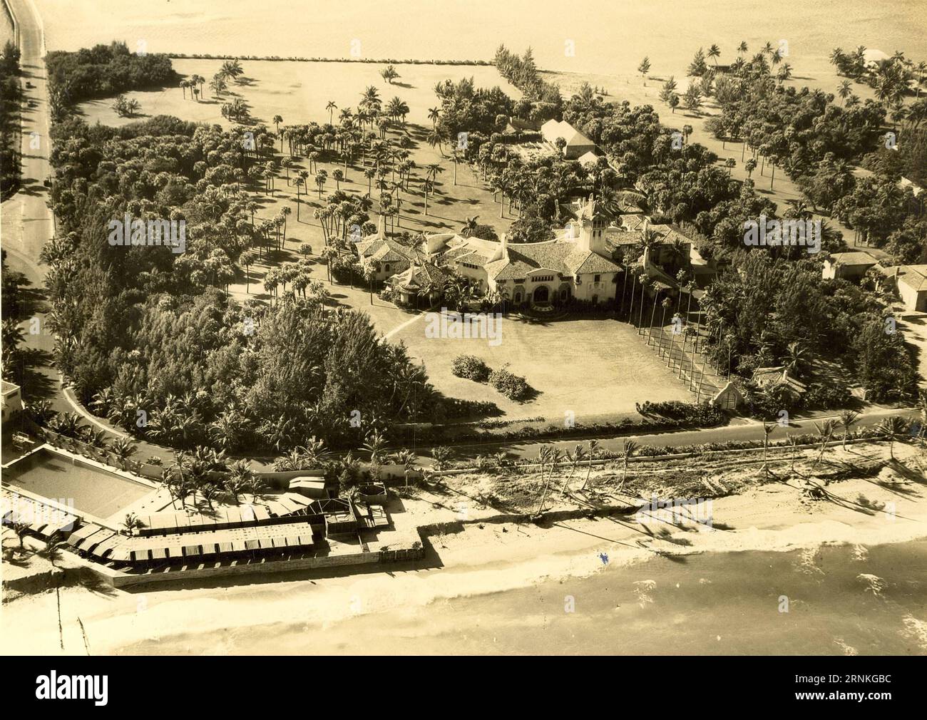 (170330) -- PALM BEACH, 30. März 2017 -- Luftaufnahme, aufgenommen 1937 vom ch County, zeigt den Blick auf den Mar-a-lago Club seines ersten Besitzers Marjorie Merriweather Post in Palm Beach, Florida, USA. ch-Kreis) (zf) U.S.-PALM BEACH-MAR-A-LAGO HistoricalxSocietyxofxPalmxBea PUBLICATIONxNOTxINxCHN Palm Beach März 30 2017 Luftaufnahme aufgenommen 1937 von CH County zeigt The View of Mar einen Lago Club seines ersten Eigentümers Marjorie Merriweather Post IN Palm Beach Florida die Vereinigten Staaten CH County ZF U S Palm Beach Mar Lago PUBLICATIONxNOTxINxCHN Stockfoto