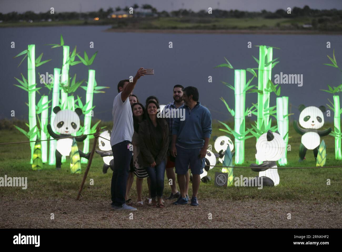 (170402) -- BOCA RATON, 2. April 2017 -- Besucher posieren für Fotos bei einem Laternenfestival im Sunset Cove Amphitheater in Boca Raton, Florida, USA, 24. März 2017. Sugar Drawing, eine traditionelle chinesische Volkskunst, die heißes Karamell verwendet, um zweidimensionale Figuren zu kreieren, gehört zu den vielen Volkskunst, die vom 24. Februar bis 9. April beim Chinese Lantern Festival im Palm Beach County, einem Paradies für Urlauber in Südflorida, ausgestellt wird. ) (zy) U.S.-BOCA RATON-CHINESE FOLK ARTS WangxYing PUBLICATIONxNOTxINxCHN Boca Raton 2. April 2017 Besucher posieren für Fotos AUF einem Lantern Festival Hero AT Stockfoto