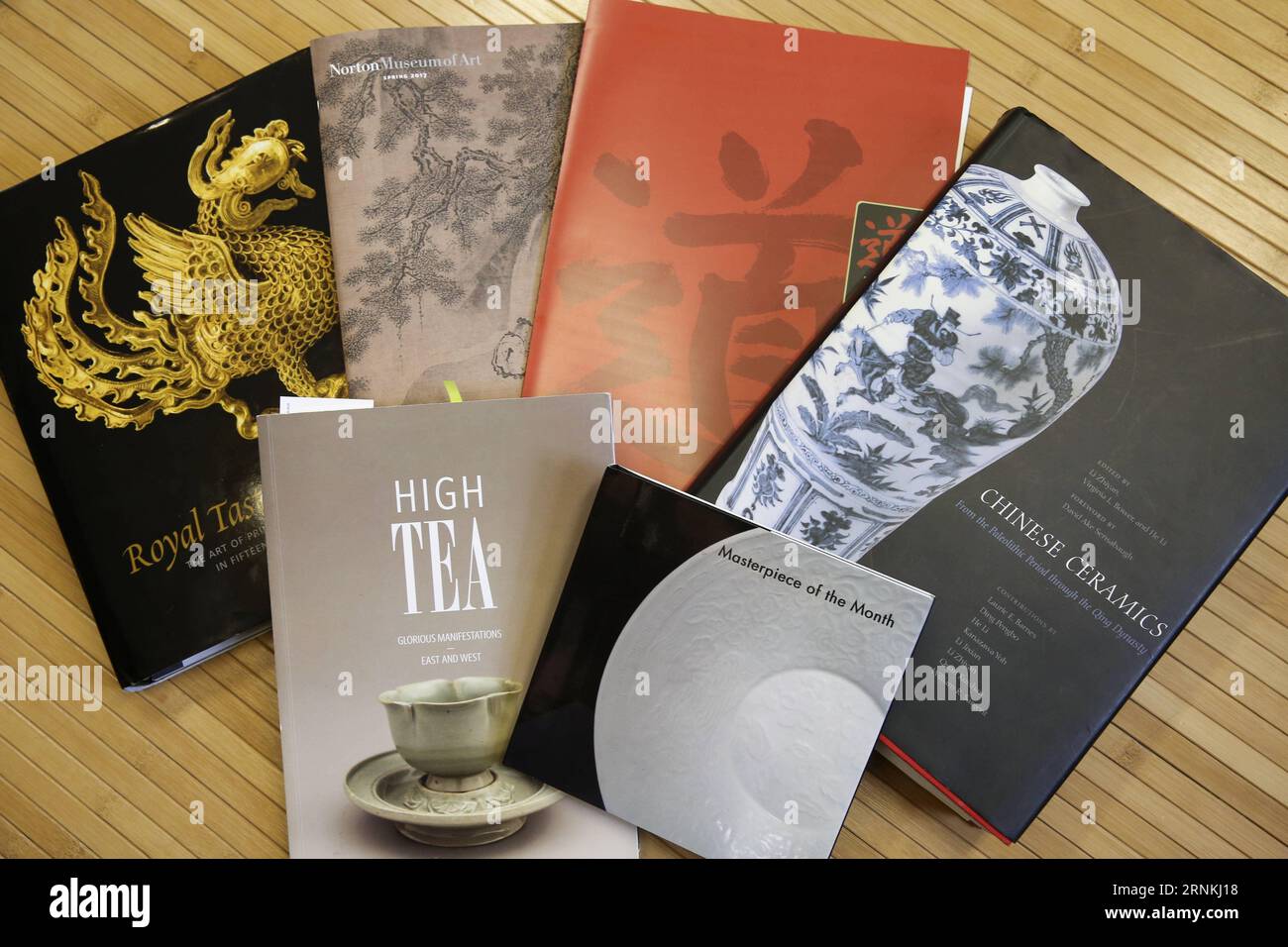 (170403) -- FLORIDA, 3. April 2017 -- einige Bücher und Artikel über chinesische Kultur und Kunst, zu denen Laurie Barnes beigetragen hat, sind in ihrem Büro im Norton Museum of Art im Palm Beach County, Florida, USA, 24. März 2017 zu sehen. Laurie Barnes ist eine der wenigen Menschen, die das tun, was sie lieben, und dafür bezahlt werden. Laurie, Elizabeth B. McGraw, Kuratorin für chinesische Kunst, begann 2006 für das Norton Museum of Art in Palm Beach County zu arbeiten, in der Hoffnung, die chinesische Sammlung des Museums zu erweitern und sie für die Öffentlichkeit zugänglicher zu machen.) (GL) US-FLORIDA-PALM BEACH-CHINESISCHE KUNST P Stockfoto