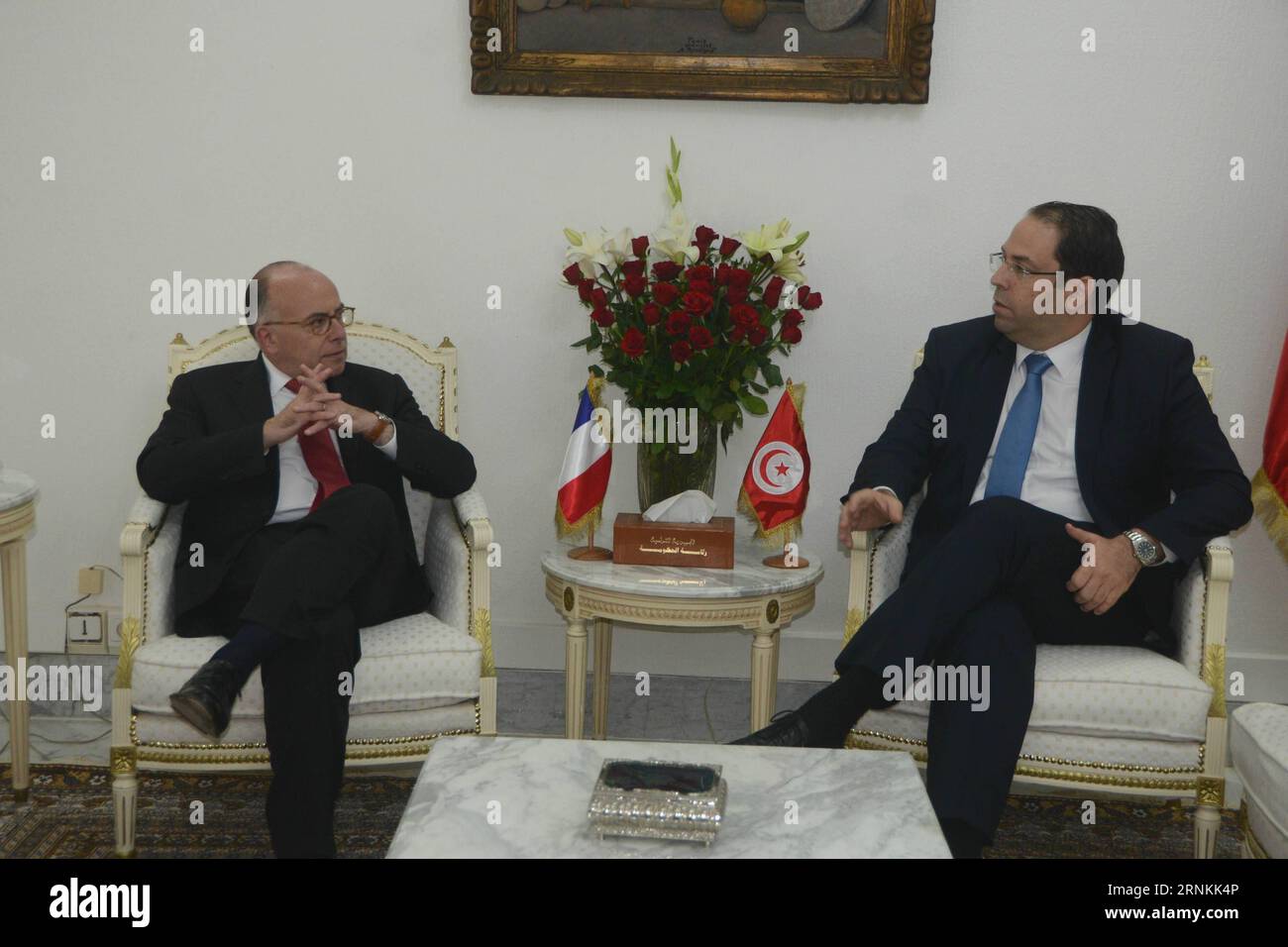 (170408) -- TUNIS, 8. April 2017 -- tunesischer Premierminister Youssef Chahed (R) trifft sich mit dem französischen Premierminister Bernard Cazeneuve in Tunis, Tunesien, 7. April 2017. ) (zhs) TUNESIEN-FRANKREICH-PM-MEET AdelexEzzine PUBLICATIONxNOTxINxCHN Tunis 8. April 2017 tunesische Premierminister Youssef Chahed r trifft sich mit dem französischen Premierminister Bernard Cazeneuve in Tunis 7. April 2017 zhs Tunisia France PM Meet PUBLICATIONxNOTxINxCHN Stockfoto