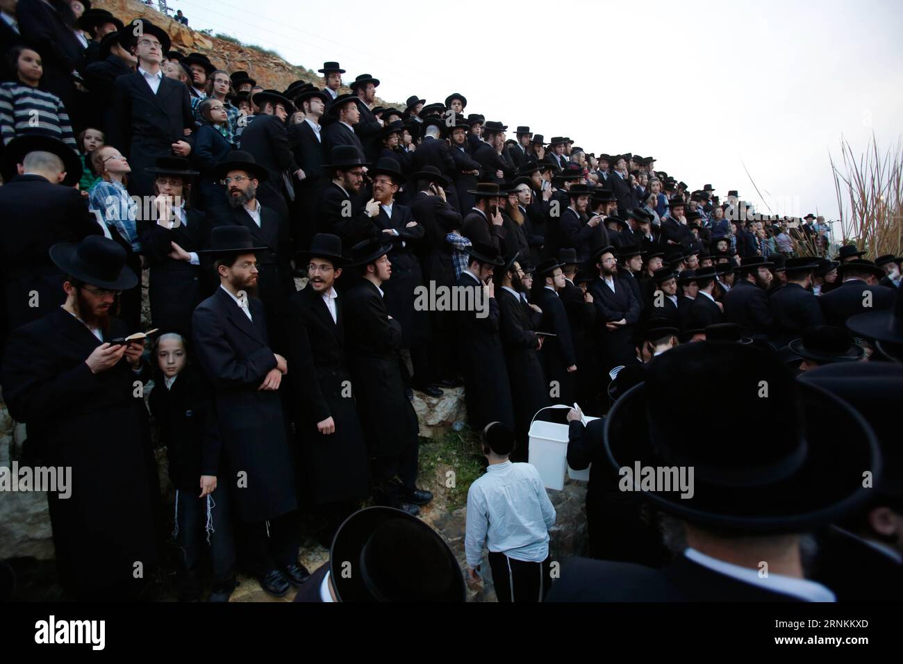 (170410) -- JERUSALEM, 10. April 2017 -- ultraorthodoxe Juden stehen in der Nähe einer Quelle, während sie am Ritual von Mayim Shelanu (Wasser, das geschlafen hat) zum bevorstehenden jüdischen Passahfest in den Hügeln bei Modi in Israel am 9. April 2017 teilnehmen. Pessach ist ein wichtiges jüdisches Festival aus der Bibelzeit. (gj) ISRAEL-MODI IN-PESSACH-MAYIM SHELANU GilxCohenxMagen PUBLICATIONxNOTxINxCHN Jerusalem 10. April 2017 Ultra-orthodoxe Juden stehen IN der Nähe einer Quelle, während sie am Ritual von Mayim Shelanu Water teilnehmen, das für den bevorstehenden jüdischen Feiertag von Pessach in den Hügeln nahe Mode geschlafen hat Stockfoto