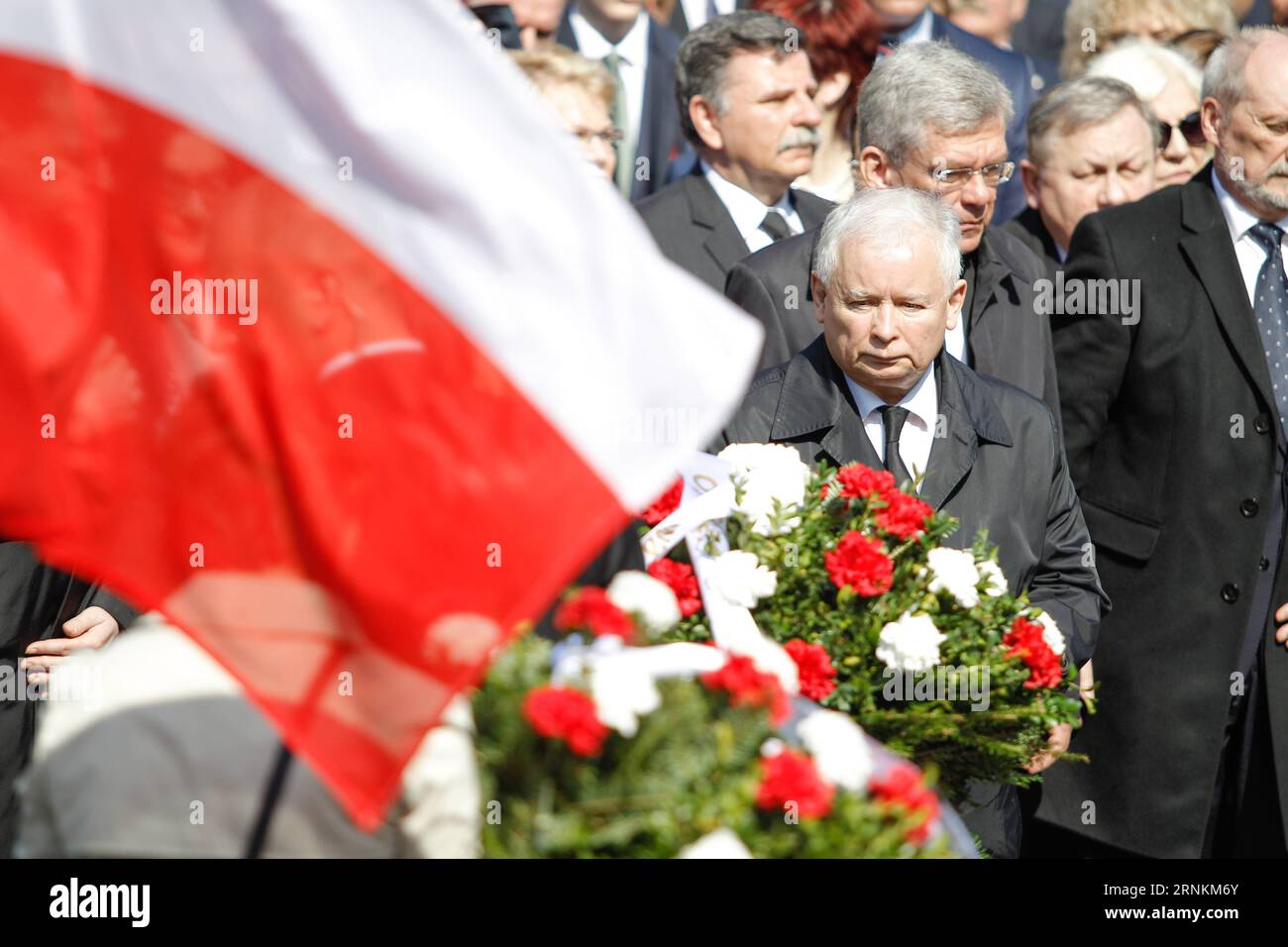 (170410) -- WARSCHAU, 10. April 2017 -- Jaroslaw Kaczynski (R, Front), Vorsitzender der polnischen Regierungspartei für Recht und Gerechtigkeit, nimmt an der Zeremonie zum siebten Jahrestag des Flugzeugabsturzes in Smolensk von Russland auf dem Warschauer Militärfriedhof Powazki in Warschau, der Hauptstadt Polens, am 10. April 2017 Teil. Polen feierte am Montag den siebten Jahrestag des Flugzeugabsturzes, bei dem 96 polnische Menschen, darunter der damalige polnische Präsident Lech Kaczynski, ums Leben kamen. (Jmmn) POLEN-WARSCHAU-FLUGZEUG CRASH-ANNIVERSARY JaapxArriens PUBLICATIONxNOTxINxCHN Warschau 10. April 2017 Jaroslaw Kaczynski r Front Th Stockfoto