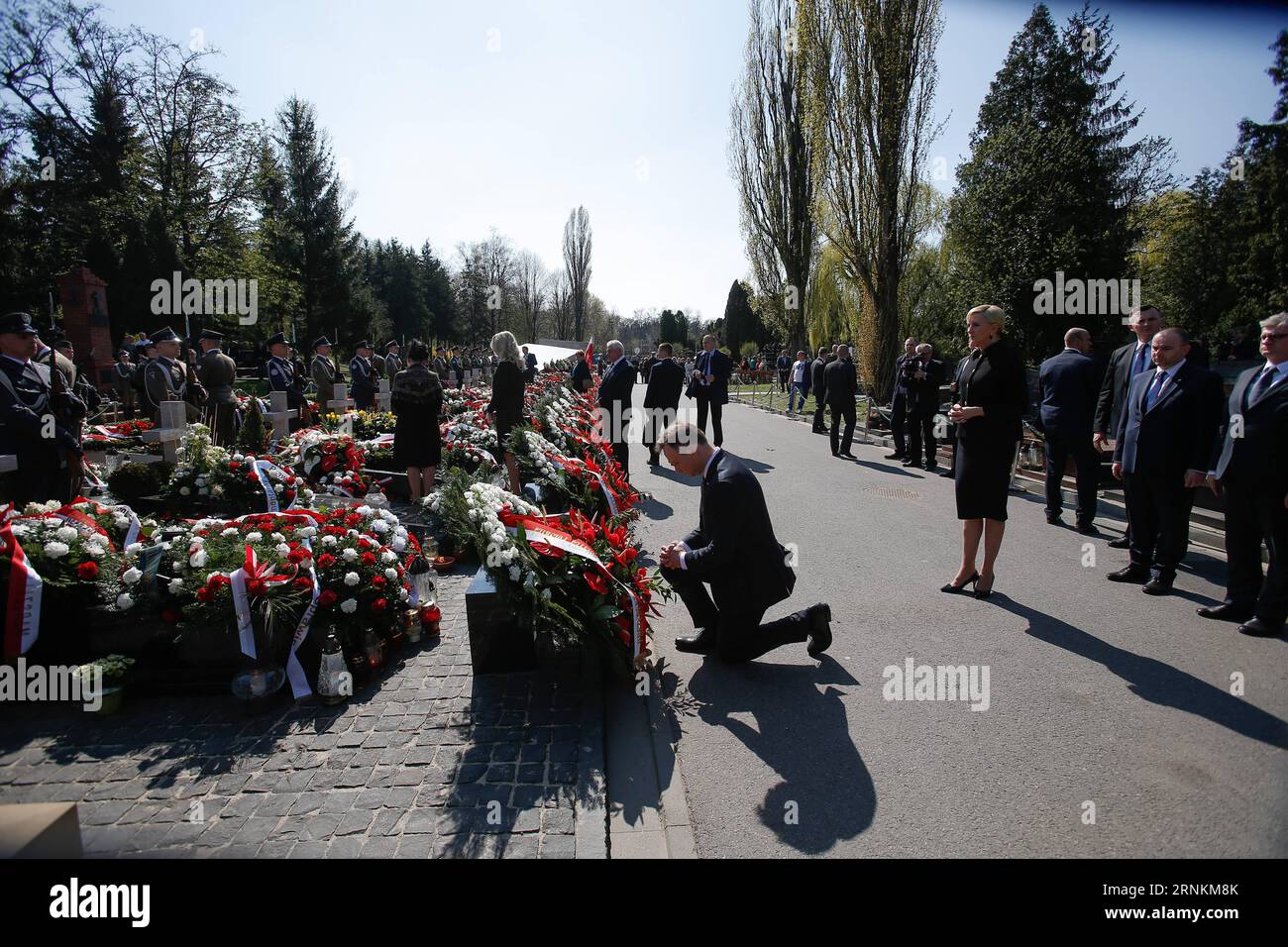 (170410) -- WARSCHAU, 10. April 2017 -- der polnische Präsident Andrzej Duda (C) nimmt an der Zeremonie zum siebten Jahrestag des Flugzeugabsturzes in Smolensk (Russland) auf dem Warschauer Militärfriedhof Powazki in Warschau, der Hauptstadt Polens, am 10. April 2017 Teil. Polen feierte am Montag den siebten Jahrestag des Flugzeugabsturzes, bei dem 96 polnische Menschen, darunter der damalige polnische Präsident Lech Kaczynski, ums Leben kamen. (Jmmn) POLEN-WARSCHAU-FLUGZEUGABSTURZ-JAHRESTAG JaapxArriens PUBLICATIONxNOTxINxCHN WARSCHAU 10. April 2017 der polnische Präsident Andrzej Duda C nimmt an der Zeremonie zum 7. Anniversa Teil Stockfoto