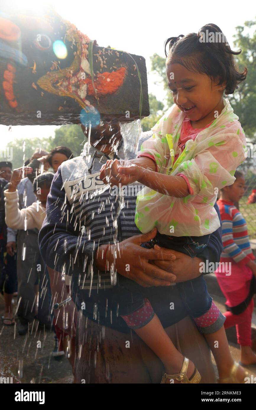 (170411) -- LALITPUR, 11. April 2017 -- Ein nepalesisches Kind spielt mit Wasser, während es im Balaju Baise Dhara (22 Wasserausläufe) während des Baishak Asnan Festivals oder Balaju Purnima in Balaju, Kathmandu, Nepal, 11. April 2017, Ein heiliges Bad nimmt. Hunderte von Devotees versammelten sich, um ein rituelles Bad zu nehmen und den Wasserläufen Respekt zu zollen, in der Hoffnung, Schutz vor Krankheiten und einem besseren Leben zu erhalten. )(gj) NEPAL-KATHMANDU-FESTIVAL-BALAJU BAISDHARA-BAISAKH ASNAN SunilxSharma PUBLICATIONxNOTxINxCHN 170411 Lalitpur 11. April 2017 ein nepalesisches Kind SPIELT mit Wasser, während es IM Balaju Baise das Heilige Bad nimmt Stockfoto