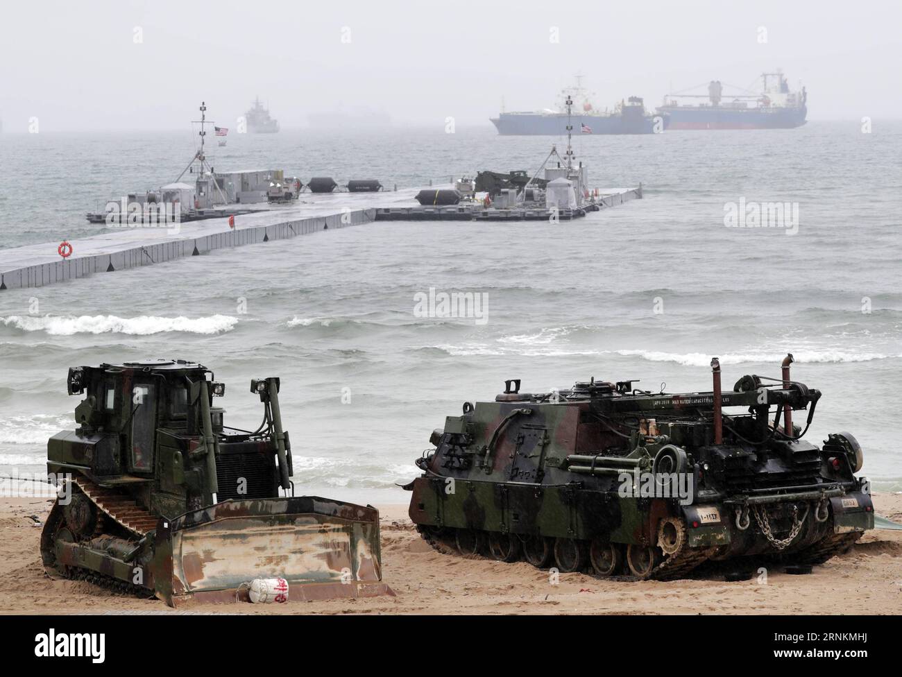 (170411) -- POHANG, 11. April 2017 -- Foto vom 11. April 2017 zeigt Militärfahrzeuge während der gemeinsamen Übung USA-Südkorea Operation Pacific REACH in Pohang, Südkorea. ) (wtc) SÜDKOREA-USA-MARINE GEMEINSAME ÜBUNG LeexSang-ho PUBLICATIONxNOTxINxCHN 170411 Pohang 11. April 2017 Foto aufgenommen AM 11. April 2017 zeigt MILITÄRFAHRZEUGE während der US-Südkorea gemeinsame ÜBUNG Operation Pacific REACH in Pohang Südkorea WTC Südkorea U S Navy gemeinsame ÜBUNG Ho PUBLICATIONxNOTxINxCHN Stockfoto