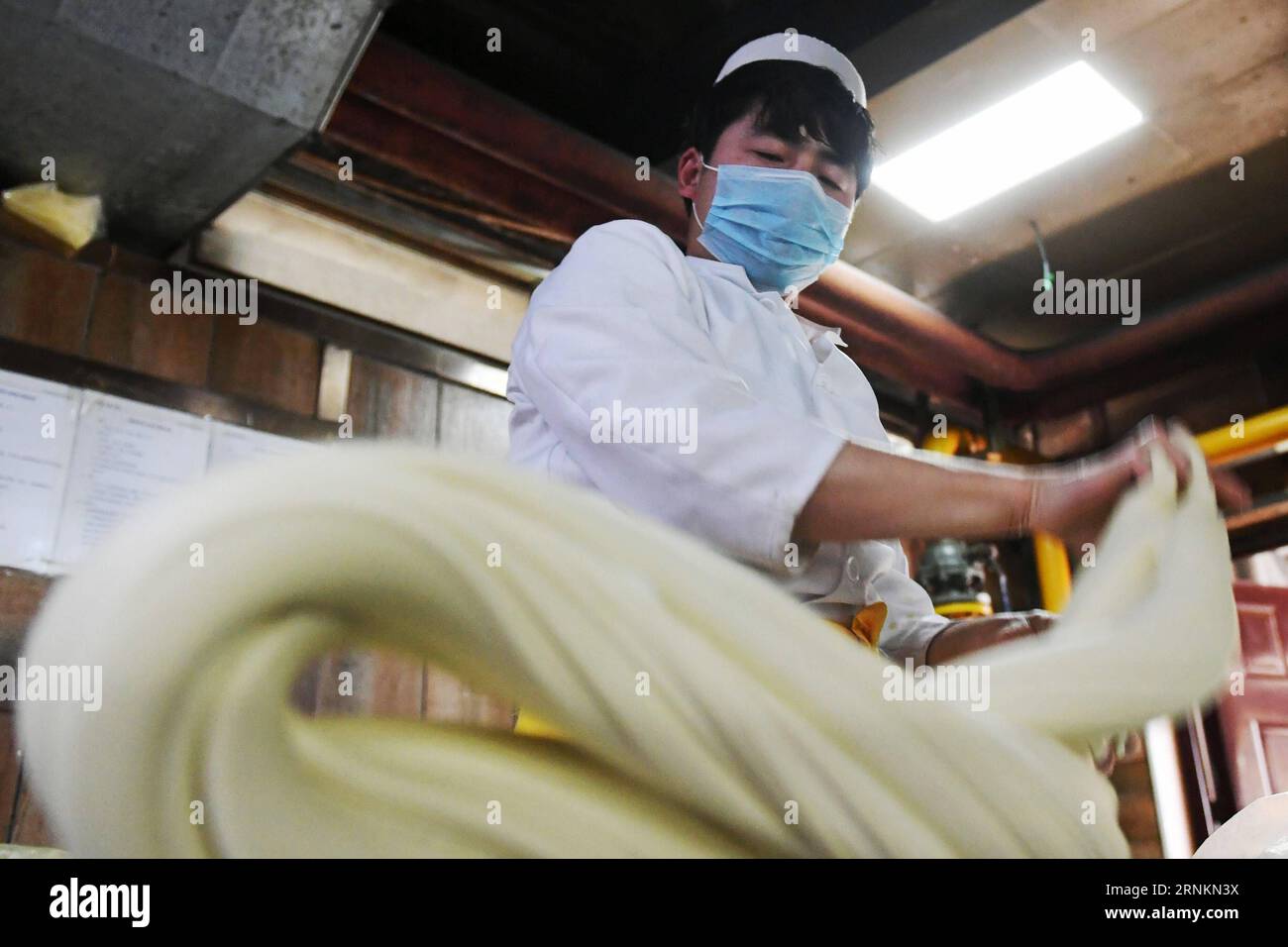 (170413) -- LANZHOU, 13. April 2017 -- Ein Koch mischt Teig, um Rindsnudeln in einem Nudelrestaurant in Lanzhou, Hauptstadt der nordwestchinesischen Provinz Gansu, zu machen, 12. April 2017. Als Namensschild der Stadt Lanzhou ist Rindfleisch ein unverzichtbares Essen der Einheimischen. In Lanzhou gibt es mehr als 1.000 Rindfleischnudelgeschäfte und sie können täglich über eine Million Schüsseln Rindfleischnudeln verkaufen. ) (lfj) CHINA-GANSU-LANZHOU-BEEF NOODLE (CN) Chenxbin PUBLICATIONxNOTxINxCHN Lanzhou 13. April 2017 ein Boss mischt Teig zu Rindfleisch Noodle in einem Nudelrestaurant in Lanzhou Hauptstadt Nordwestchinas S GA Stockfoto