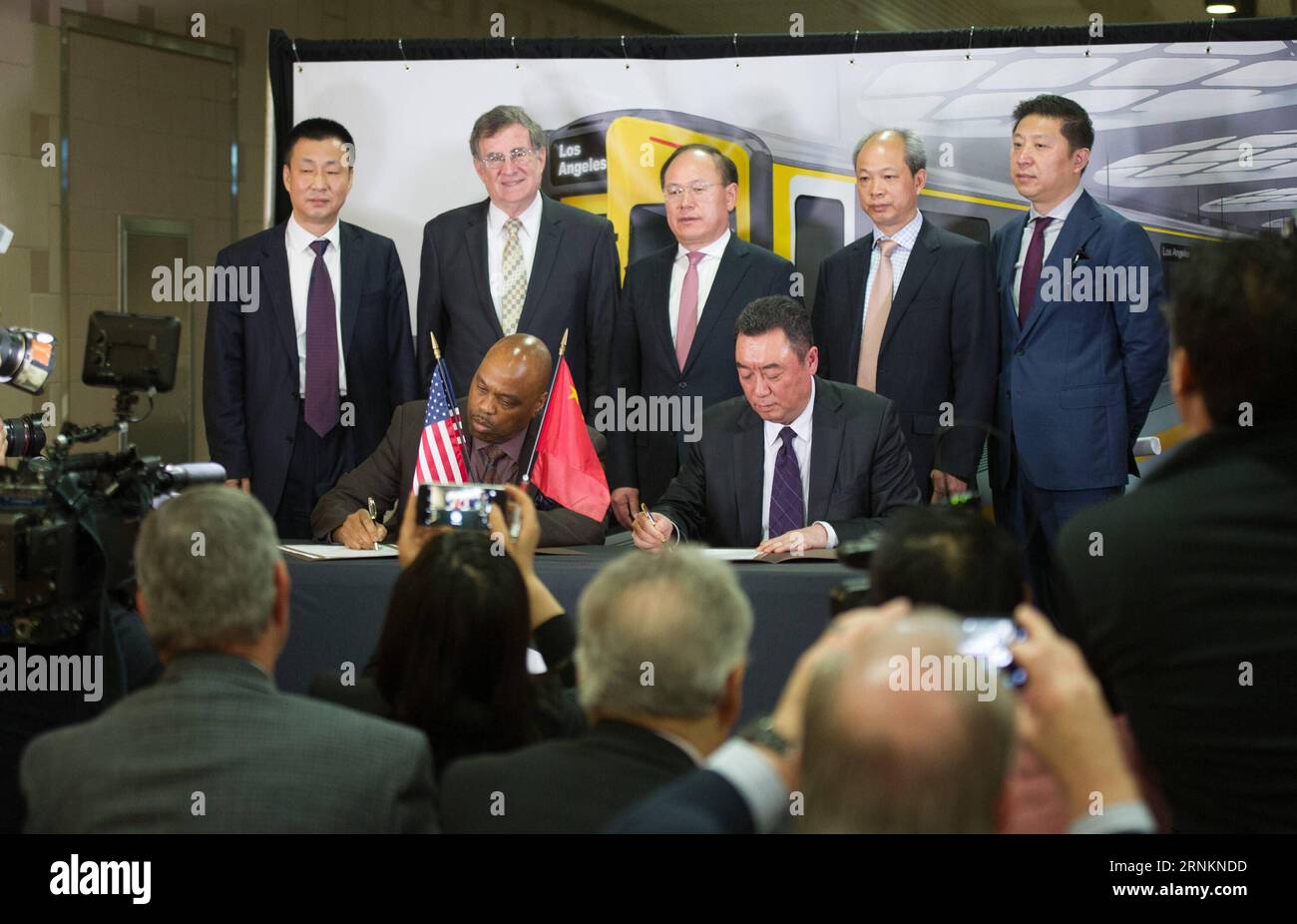 (170413) -- LOS ANGELES, 13. April 2017 -- Vertreter der China Railway Rolling Stock Corporation (CRRC), Los Angeles County Metropolitan Transportation Authority (LA Metro) unterzeichnen einen Vertrag in Los Angeles, USA, 12. April 2017. LA Metro unterzeichnete am Mittwoch einen Vertrag über 647 Millionen US-Dollar für den Kauf von 282 Schienenfahrzeugen von CRRC. ) (Jmmn) U.S.-LOS ANGELES-CHINA-CONTRACT YangxLei PUBLICATIONxNOTxINxCHN Los Angeles 13. April 2017 Vertreter der China Railway Rolling Stick Corporation CRRC Los Angeles County Metropolitan Transportation Authority La Metro unterzeichnen einen Vertrag in L Stockfoto