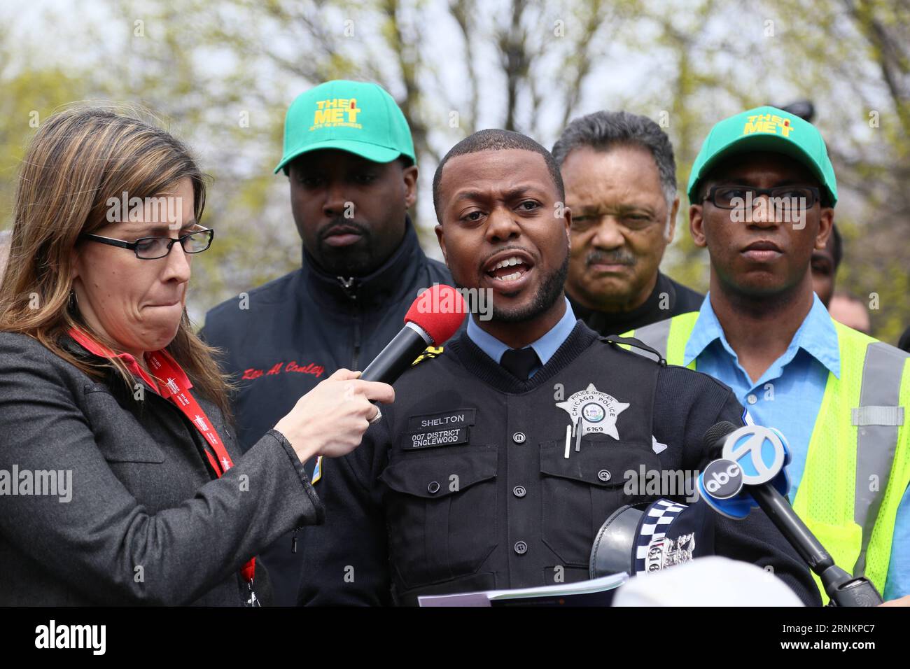 (170415) -- CHICAGO, 15. April 2017 -- Joshua Shelton (C), Polizist, der in der Nachbarschaft aufgewachsen ist, schwört, Waffenverbrechen während einer Kundgebung in Englewood, Chicago, USA, am 14. April 2017 einzudämmen. Hunderte von Bewohnern marschierten am Freitag in Englewood, einem der gefährlichsten Viertel im Süden Chicagos, und forderten, hauptsächlich Gangerschießungen zu stoppen, die allein 2016 in der drittgrößten Stadt der USA mehr als 700 Menschenleben forderten. ) (Djj) U.S.-CHICAGO-WALK FOR PEACE WangxQiang PUBLICATIONxNOTxINxCHN Chicago 15. April 2017 Polizeibeamter Joshua Shelton C, aufgewachsen in den Neighb Stockfoto